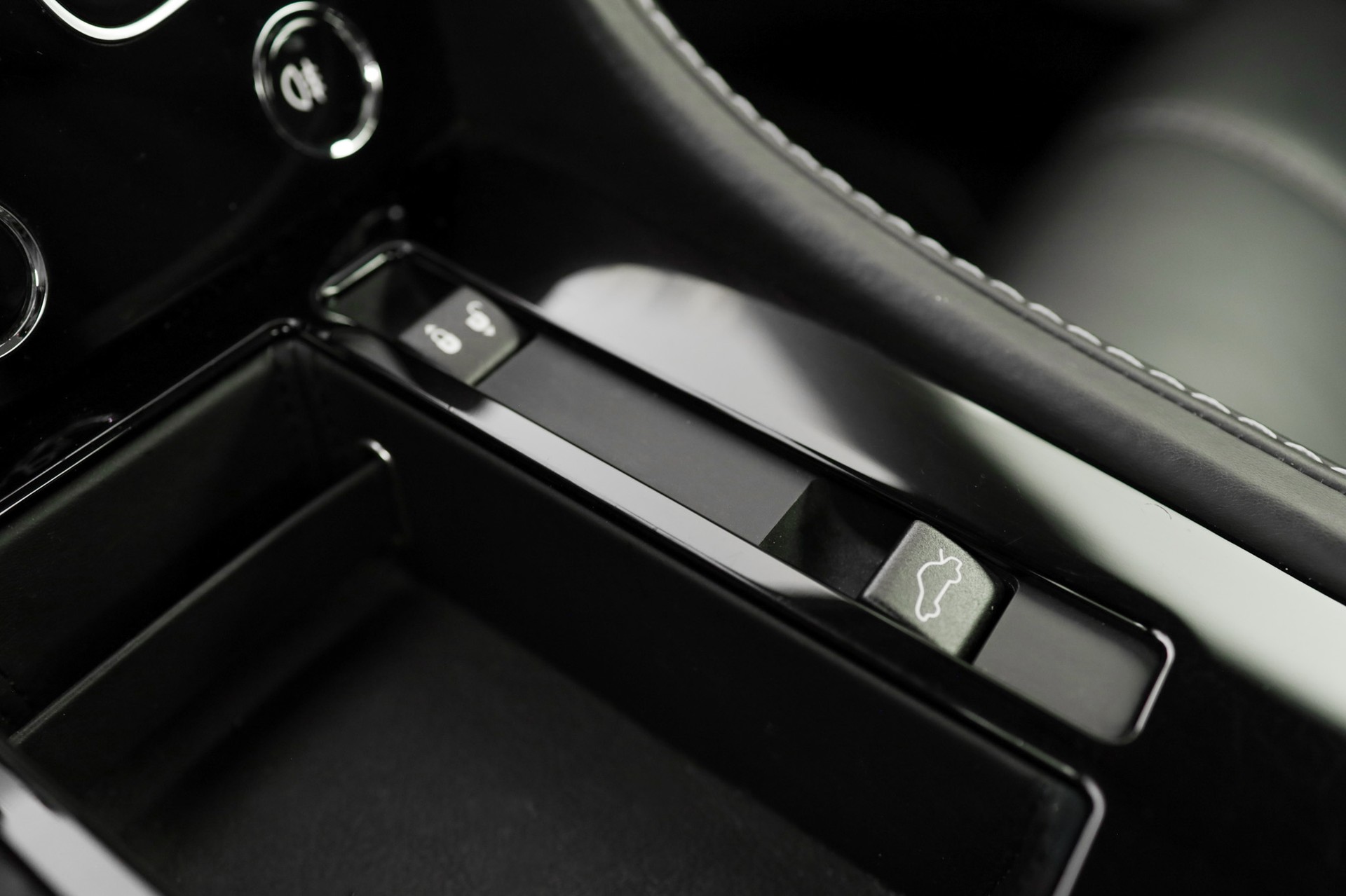 ASTON MARTIN V8 Vantage 4.7 Sportshift-image-22