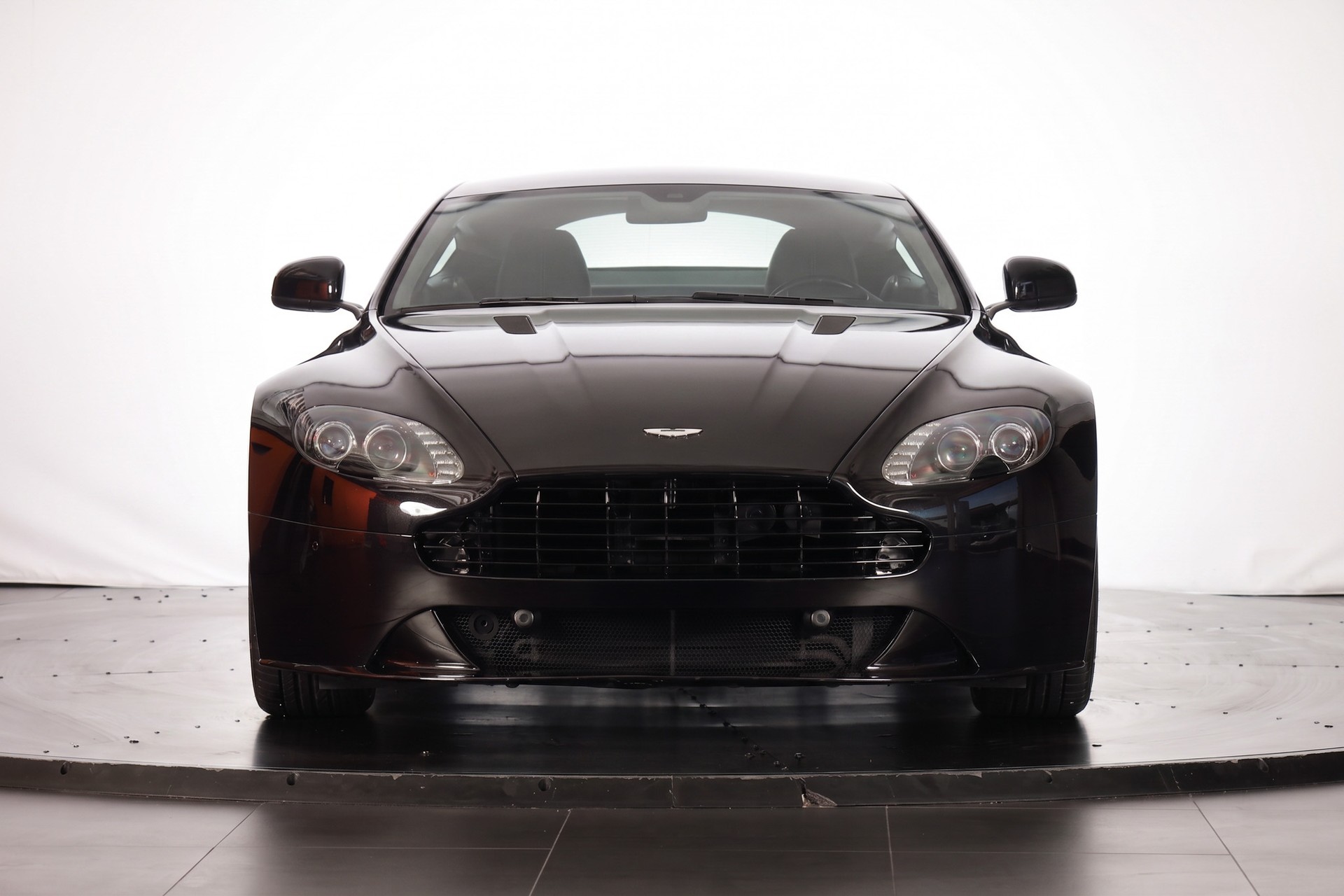 ASTON MARTIN V8 Vantage 4.7 Sportshift-showroom-element-2