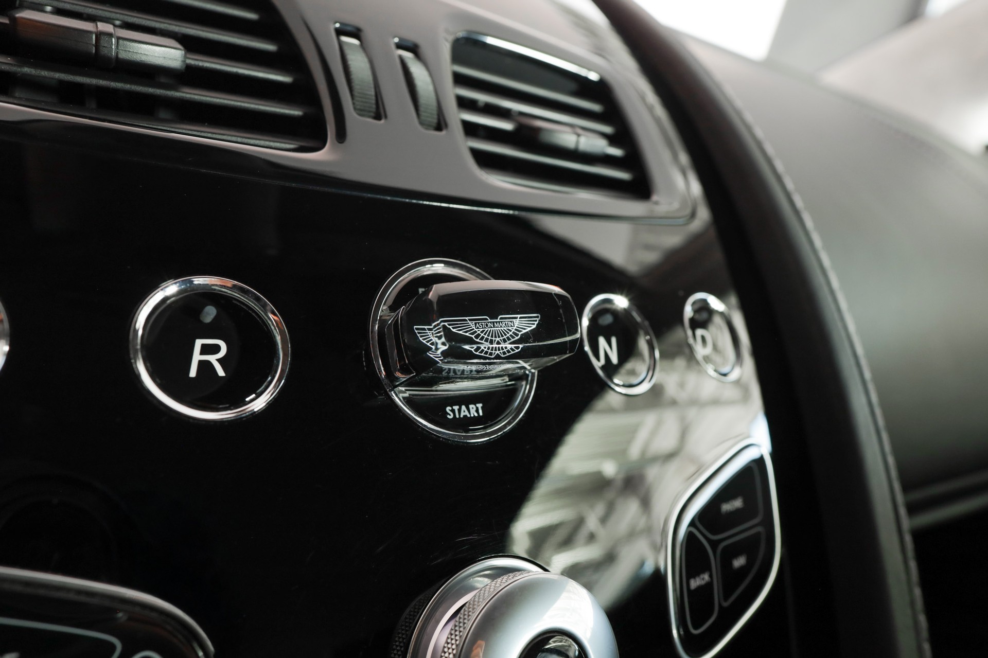 ASTON MARTIN V8 Vantage 4.7 Sportshift-image-29