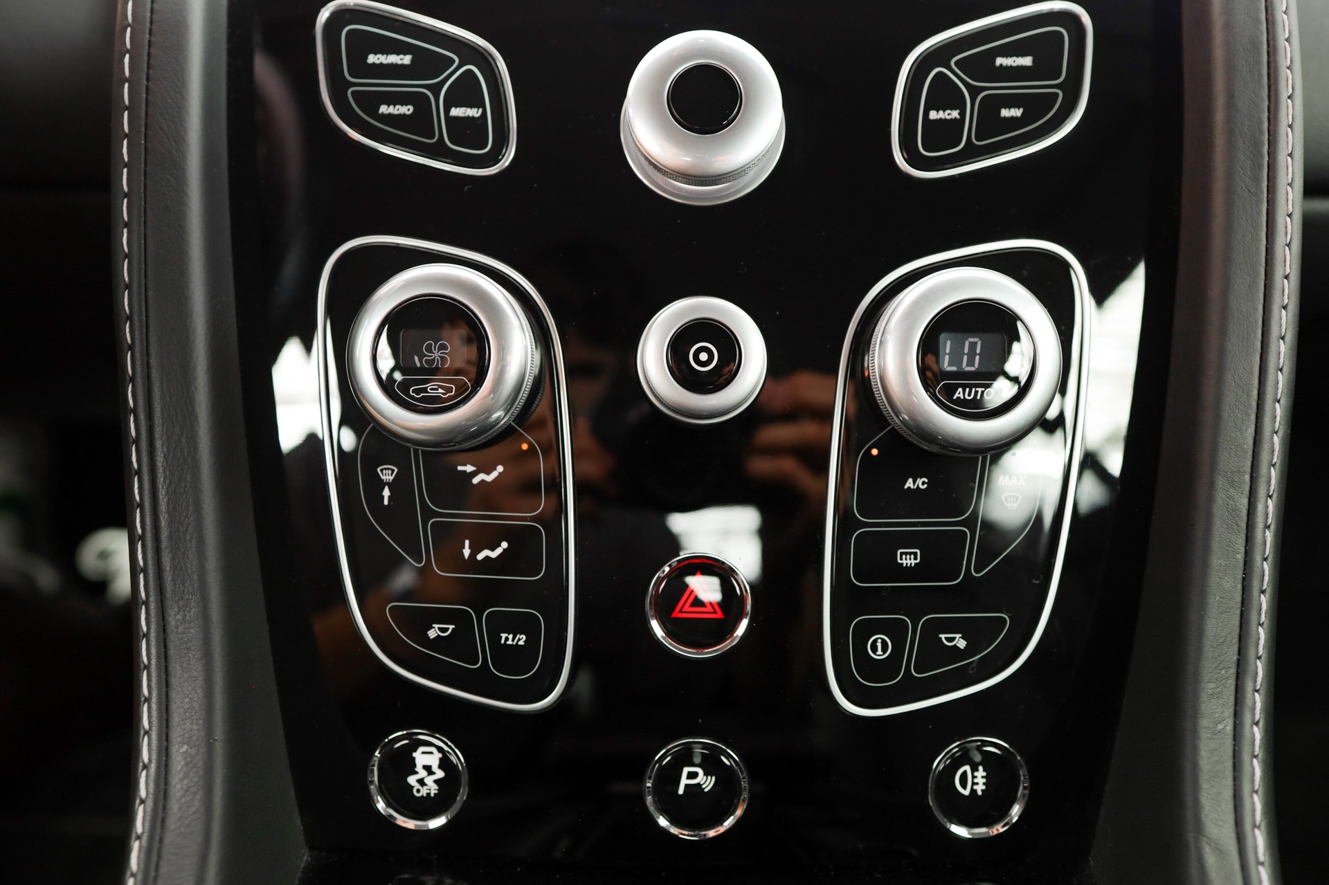 ASTON MARTIN V8 Vantage 4.7 Sportshift-image-21