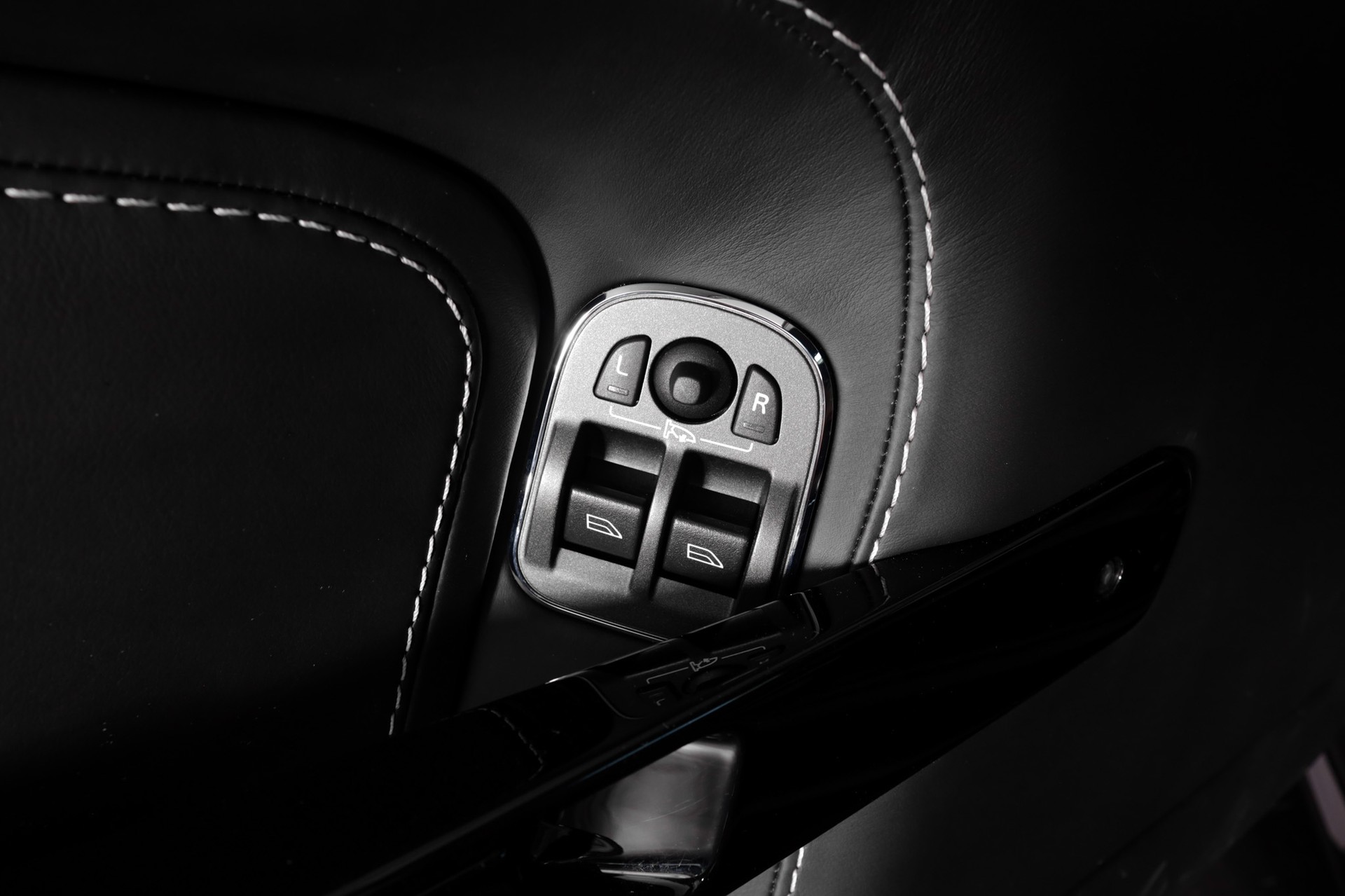 ASTON MARTIN V8 Vantage 4.7 Sportshift-image-18