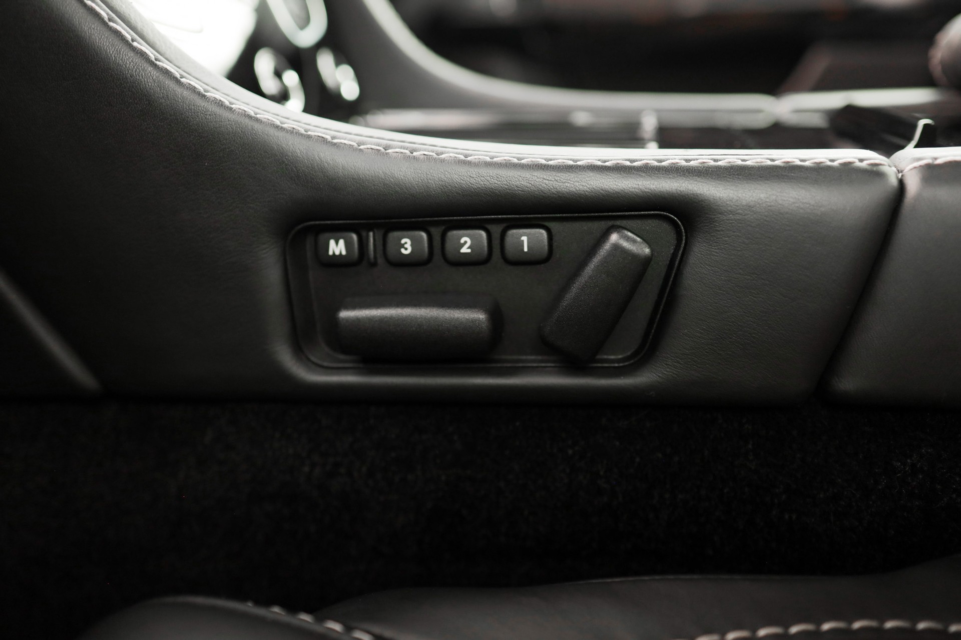 ASTON MARTIN V8 Vantage 4.7 Sportshift-image-25