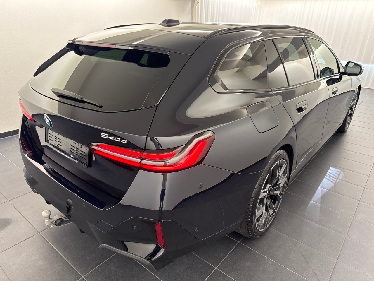 BMW 540d xDr 48V Tour M.S.Pro ''inkl. AHK & Standheizung''-showroom-element-2