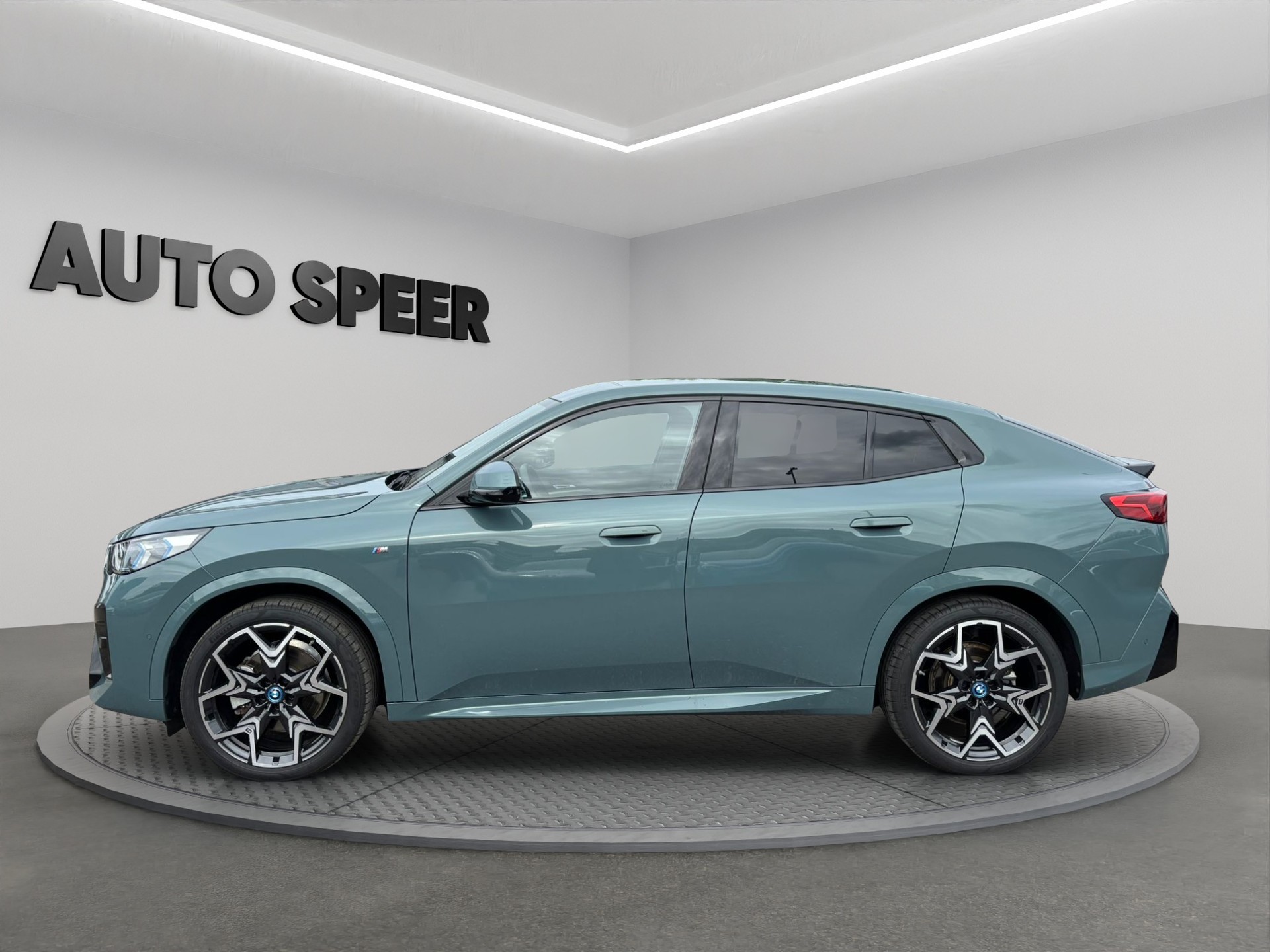 BMW iX2 xDrive30 M Sport | Elektro | Panorama | Driving Assist Pro | CH Schweizer Fahrzeug - Werksgarantie und Gratisservice-showroom-element-1