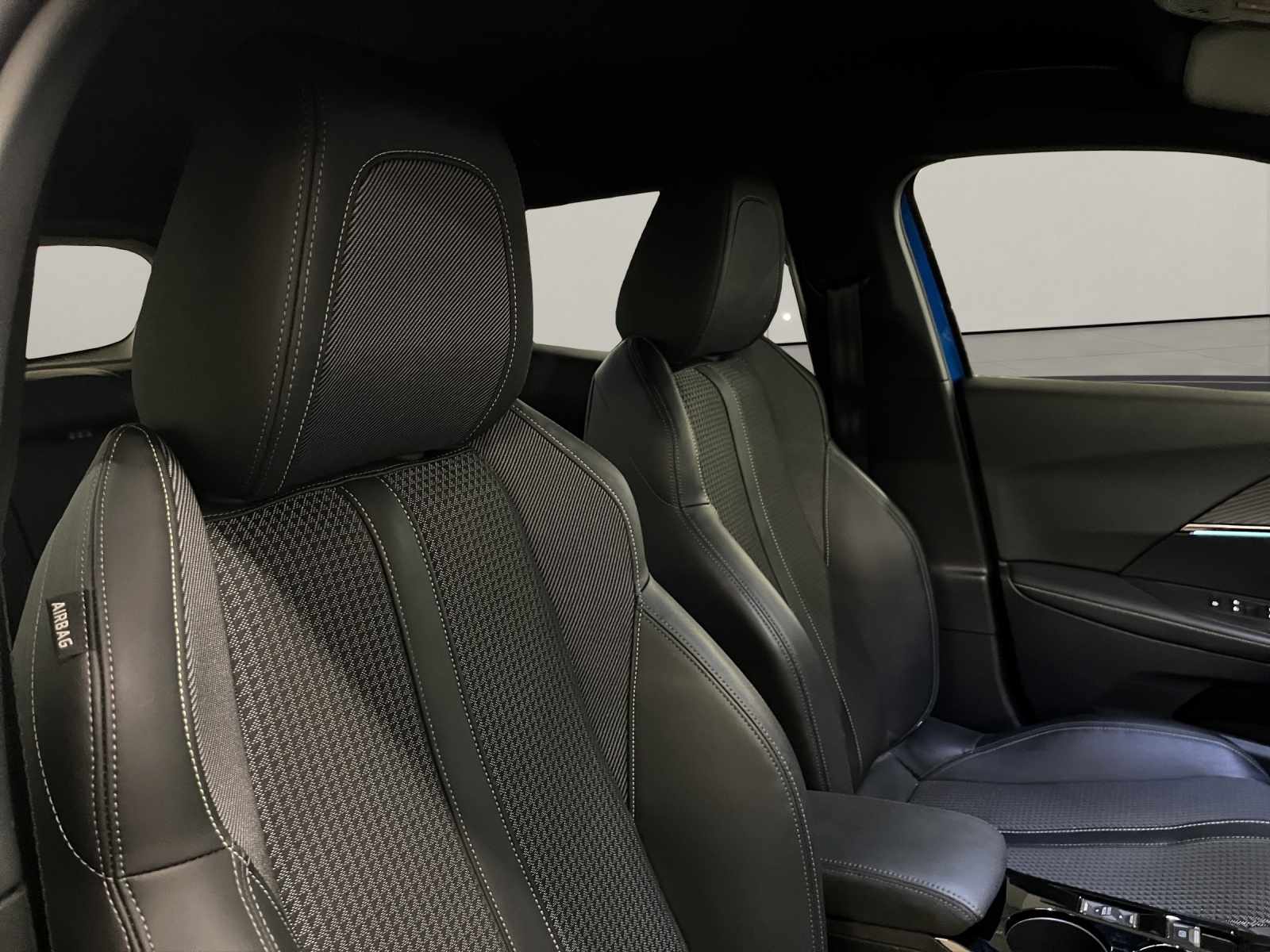 PEUGEOT 2008 e-GT Line-image-14