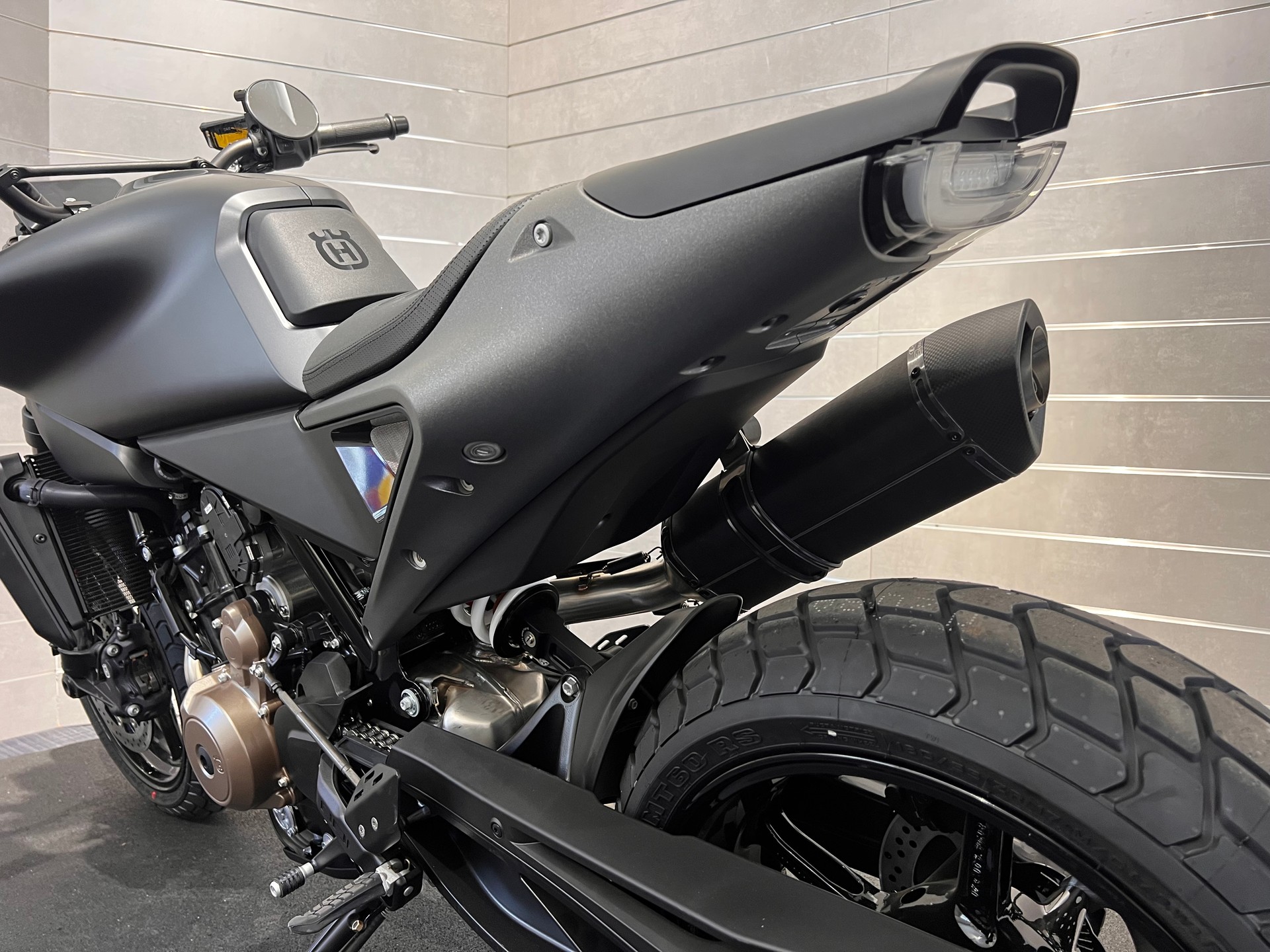 HUSQVARNA SVARTPILEN 801-image-12