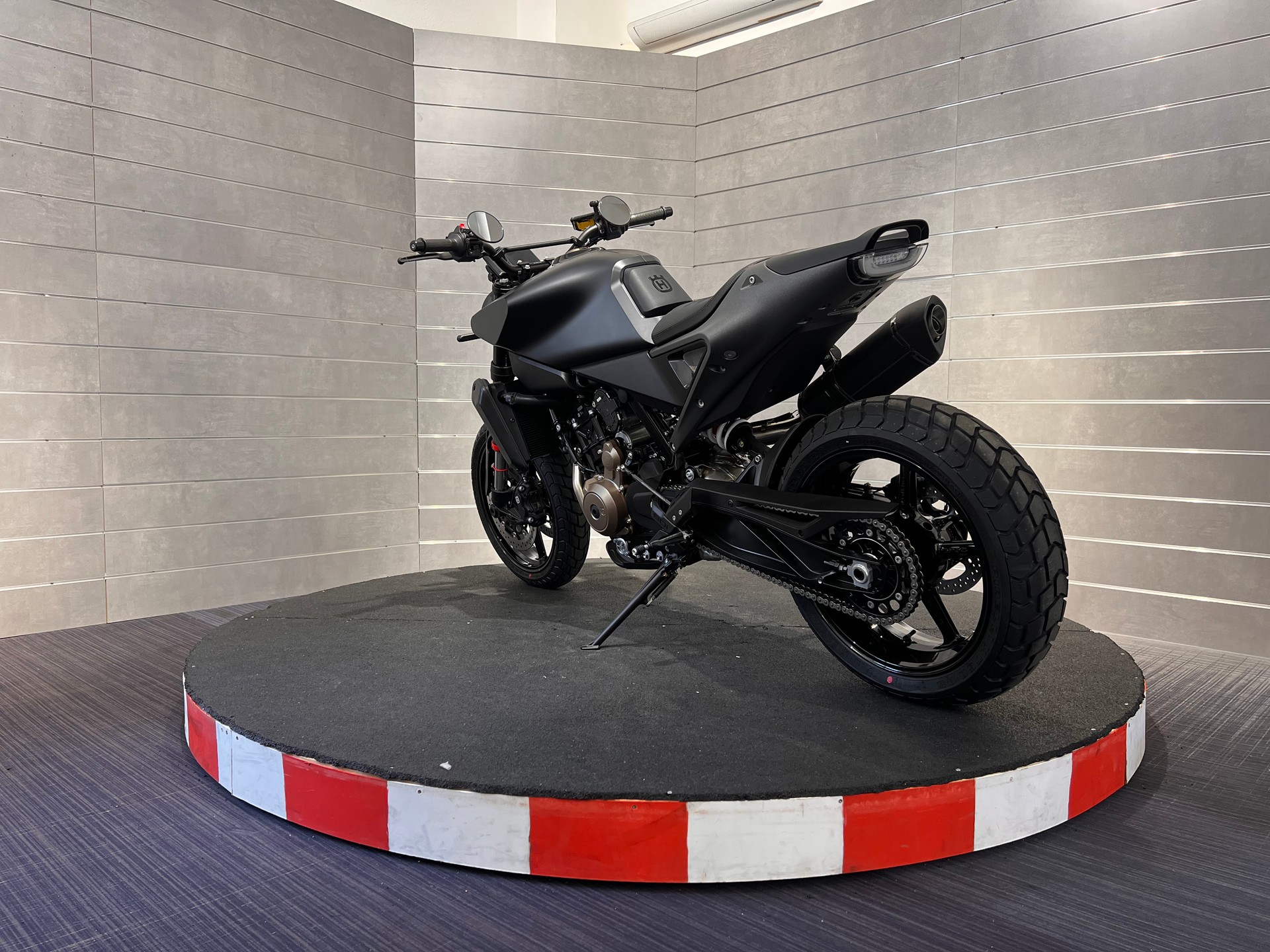 HUSQVARNA SVARTPILEN 801-image-3