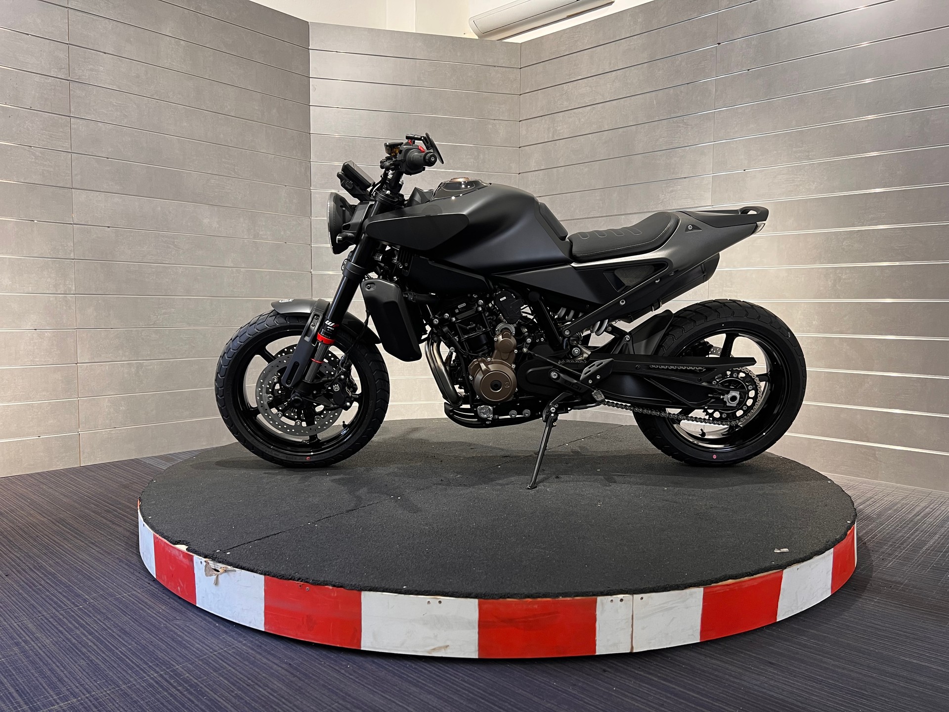 HUSQVARNA SVARTPILEN 801-image-1