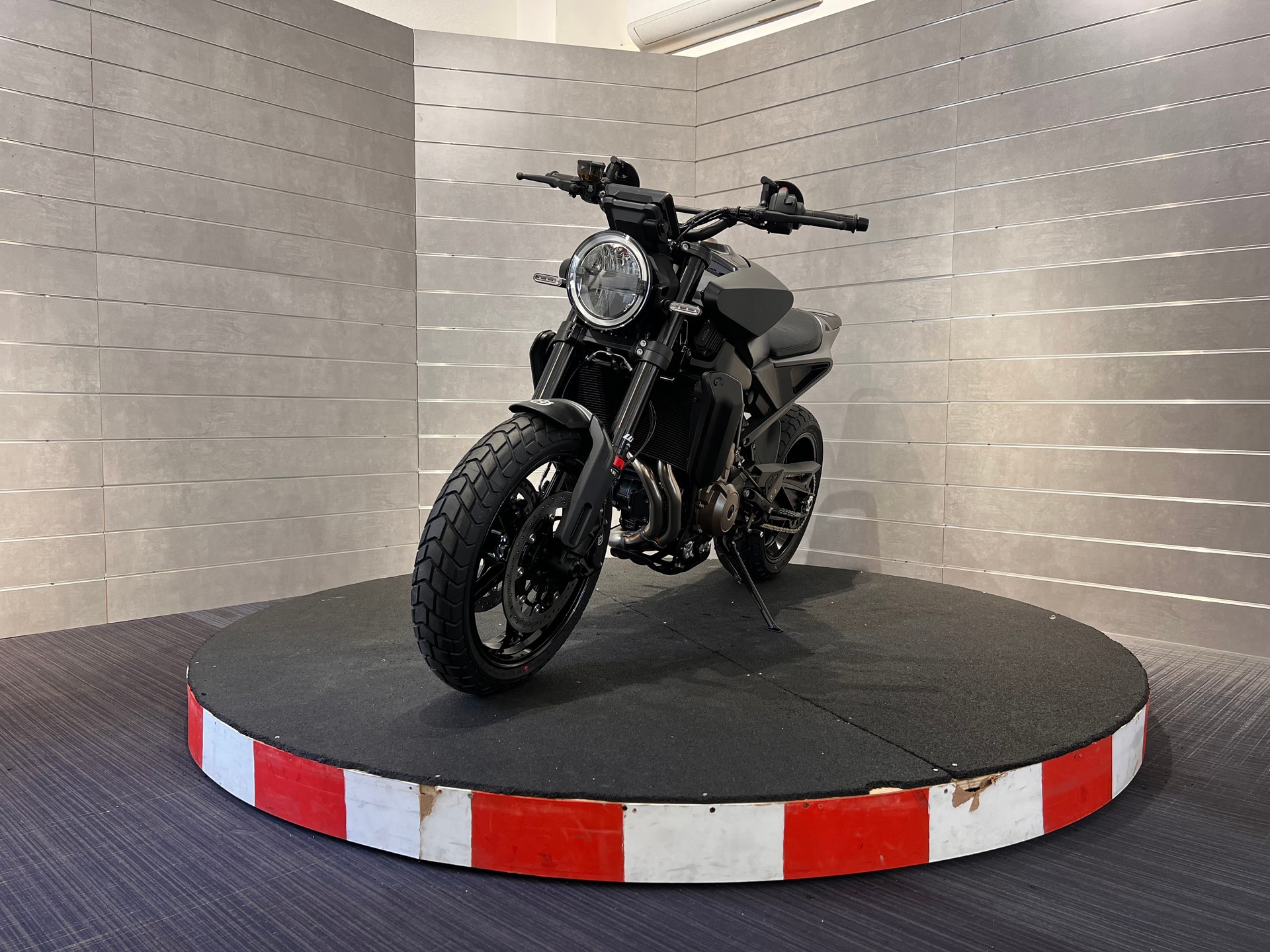 HUSQVARNA SVARTPILEN 801-image-0