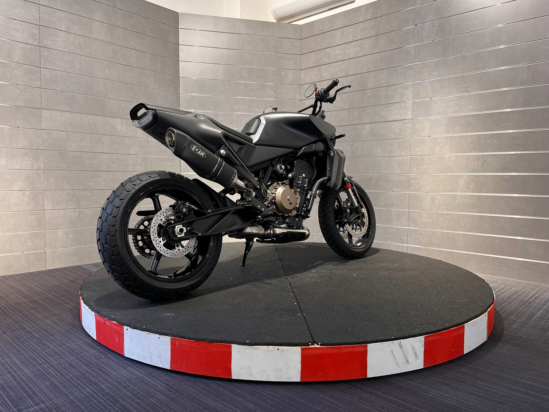HUSQVARNA SVARTPILEN 801-image-5