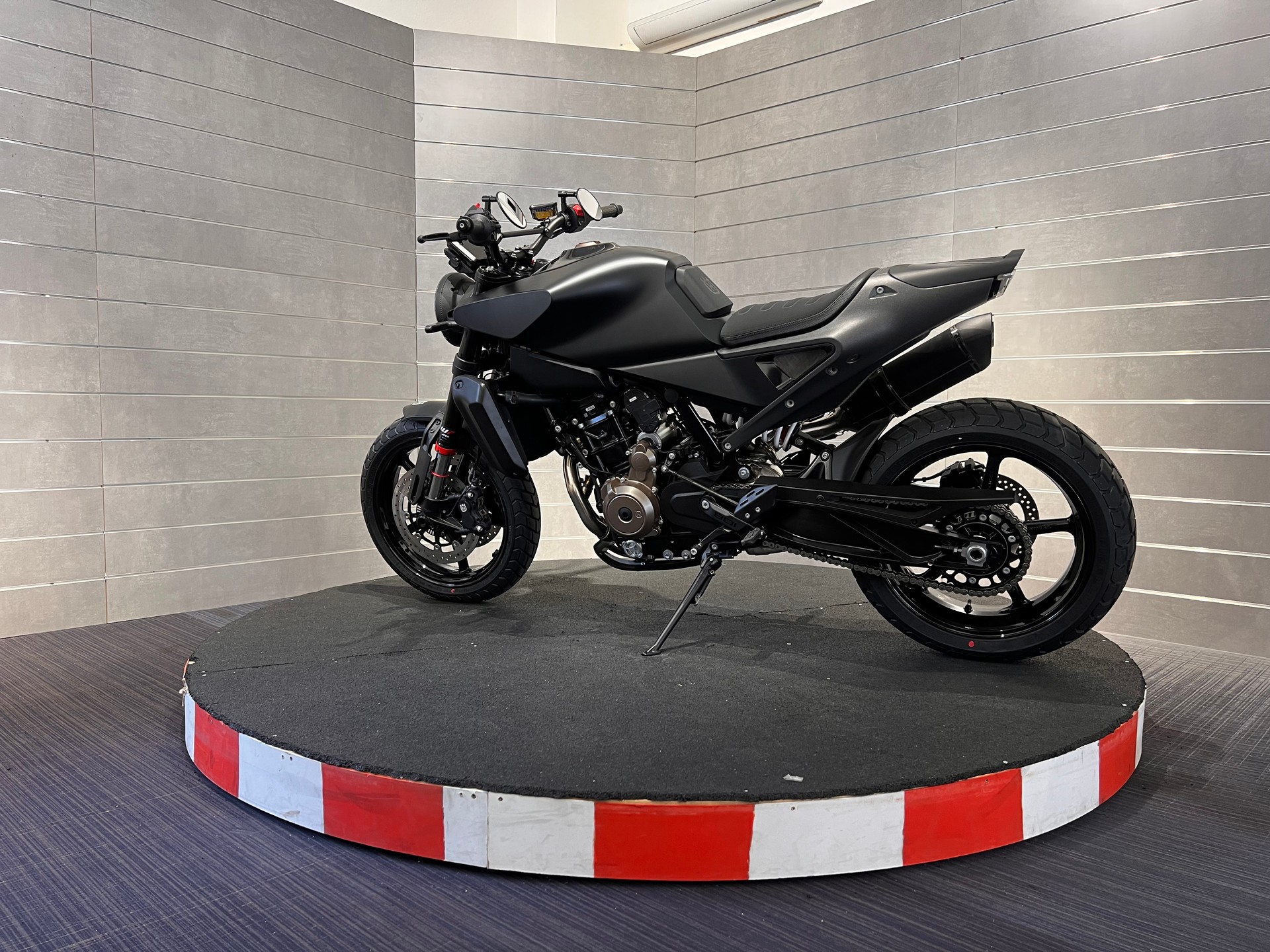 HUSQVARNA SVARTPILEN 801-image-2