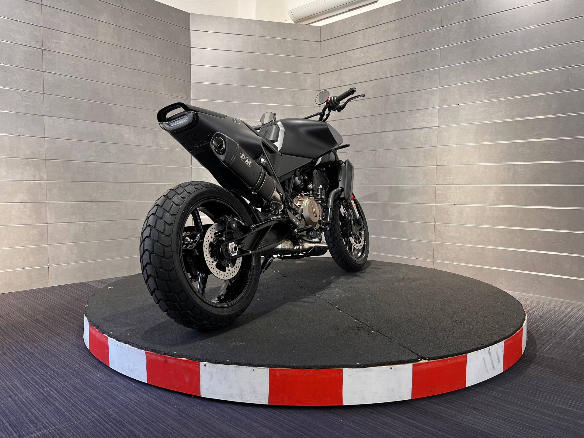 HUSQVARNA SVARTPILEN 801-image-4