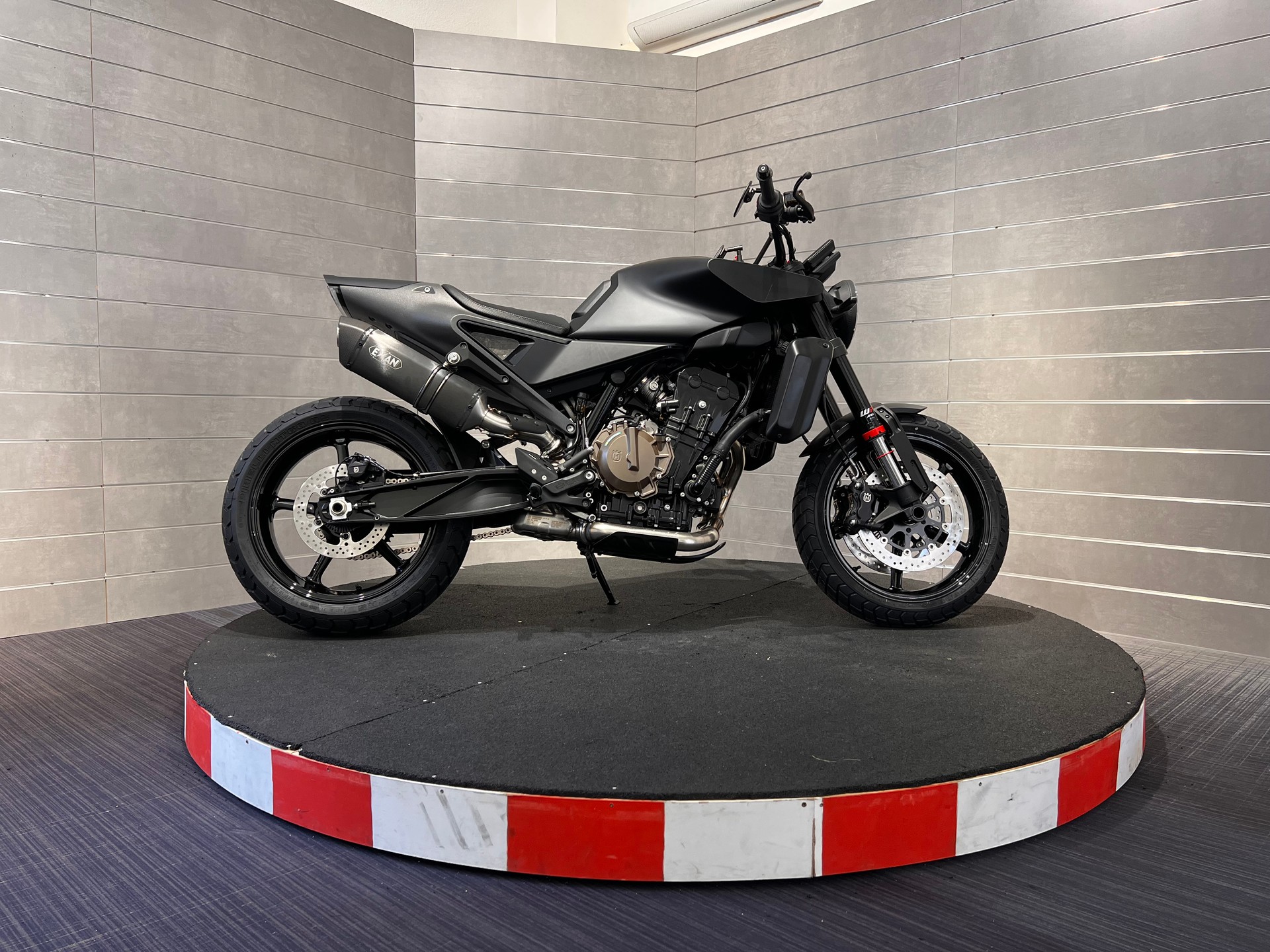 HUSQVARNA SVARTPILEN 801-image-6
