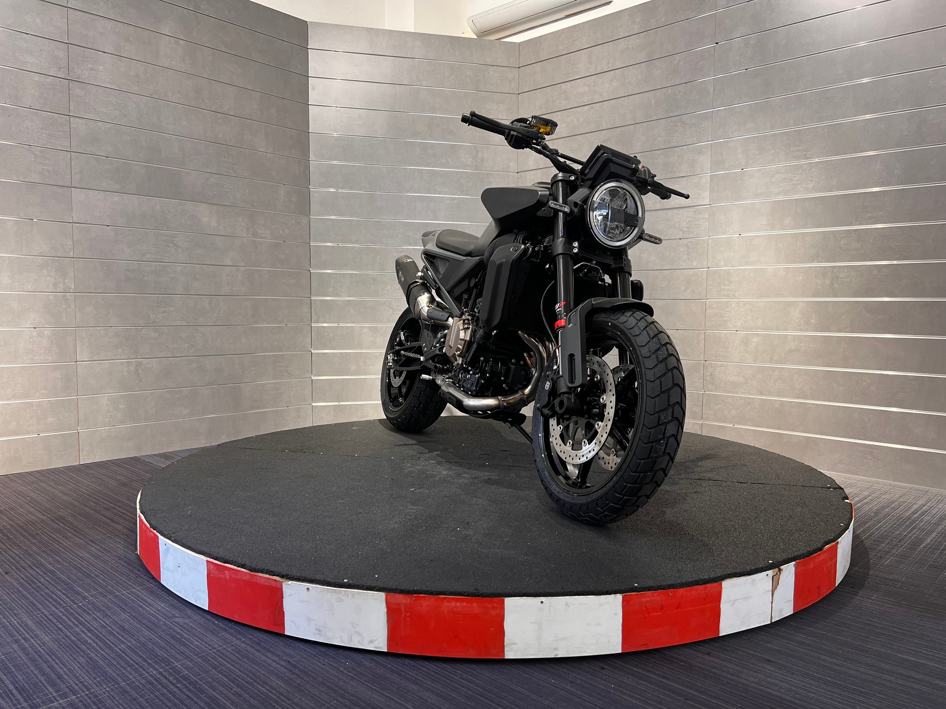 HUSQVARNA SVARTPILEN 801-image-7