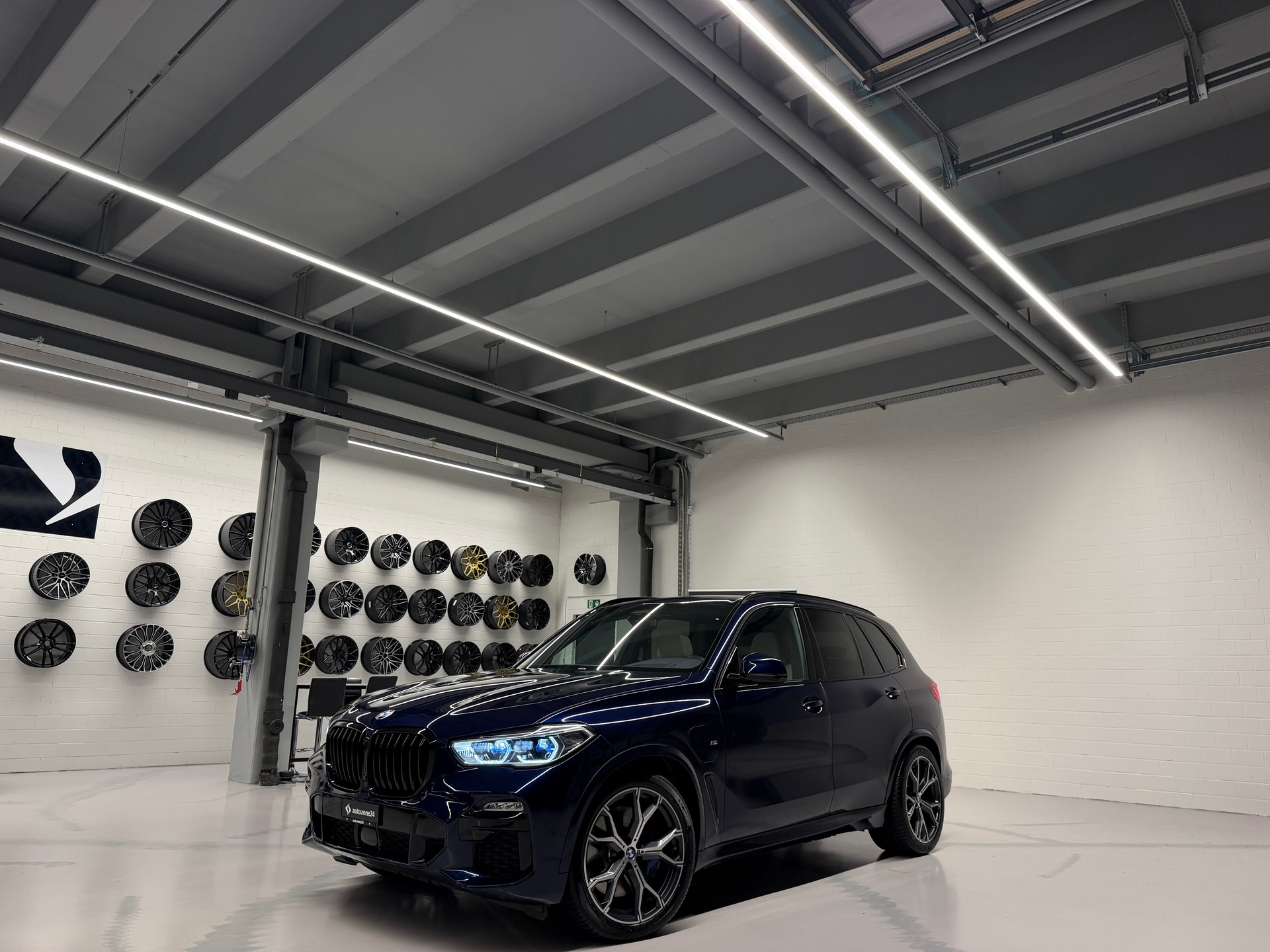 BMW X5 45e xDrive SAG *M Sport*CH-Auto*BMW Premium Selection Garantie bis 22.4.2027*Top Ausstattung*-showroom-element-3