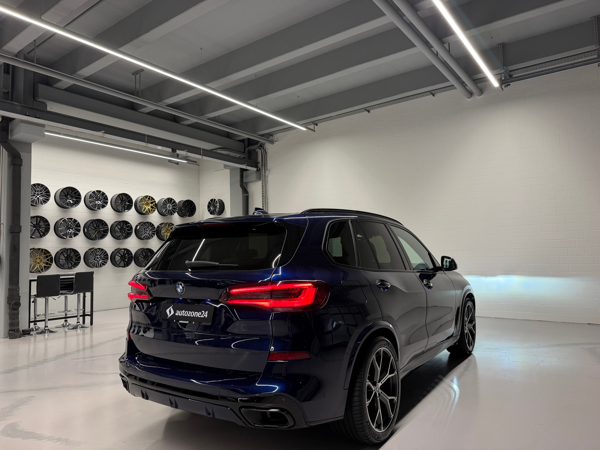 BMW X5 45e xDrive SAG *M Sport*CH-Auto*BMW Premium Selection Garantie bis 22.4.2027*Top Ausstattung*-showroom-element-1