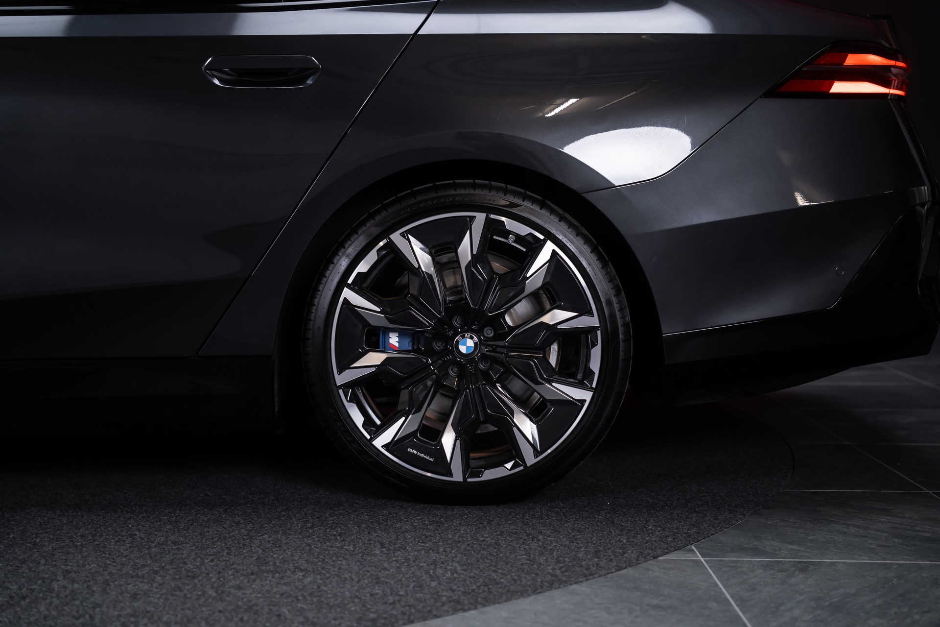 BMW i5 M60 xDrive M Sport Pro / CH-Fahrzeug /Iconic Glow / Panorama-Glasdach-image-47