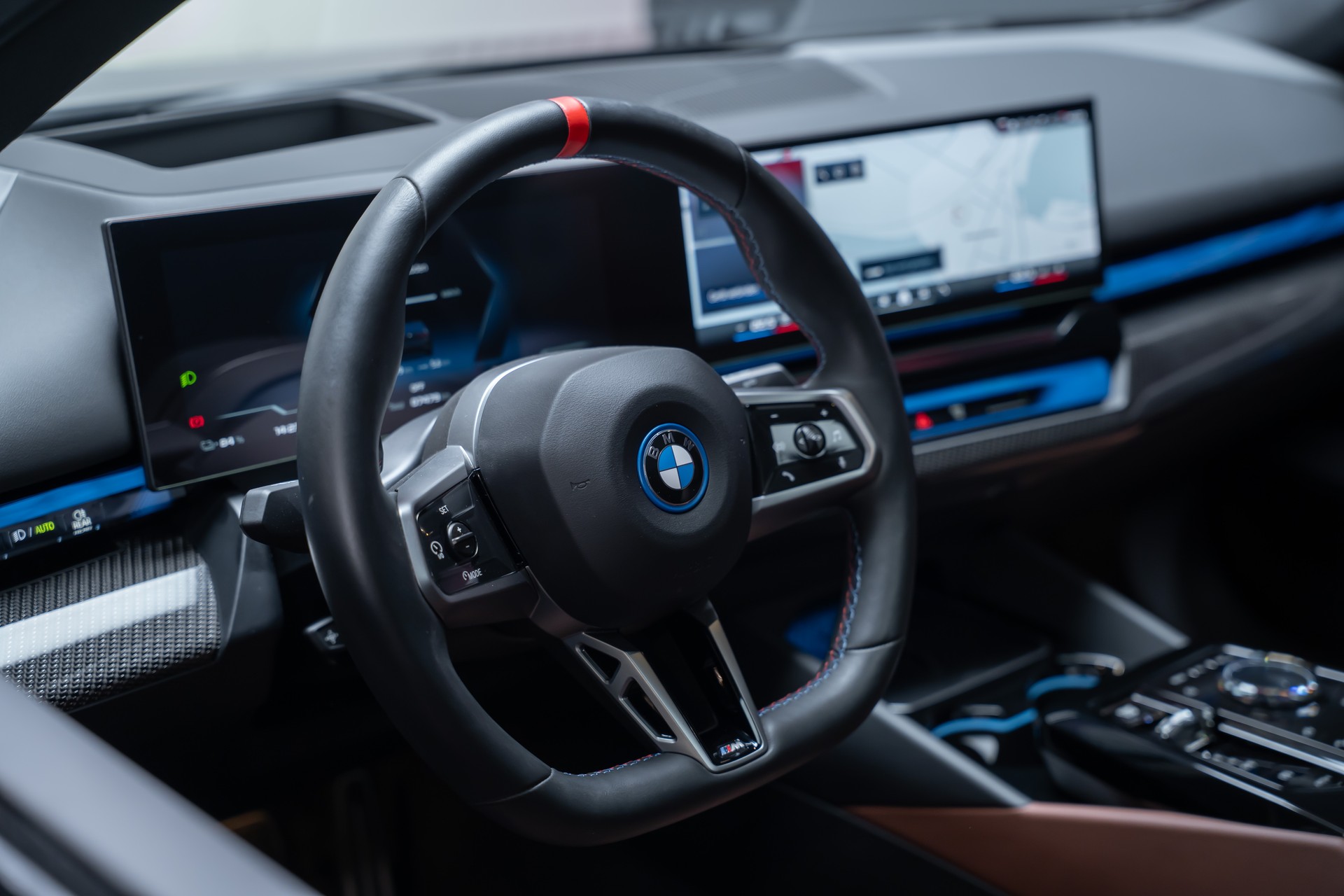 BMW i5 M60 xDrive M Sport Pro / CH-Fahrzeug /Iconic Glow / Panorama-Glasdach-image-14