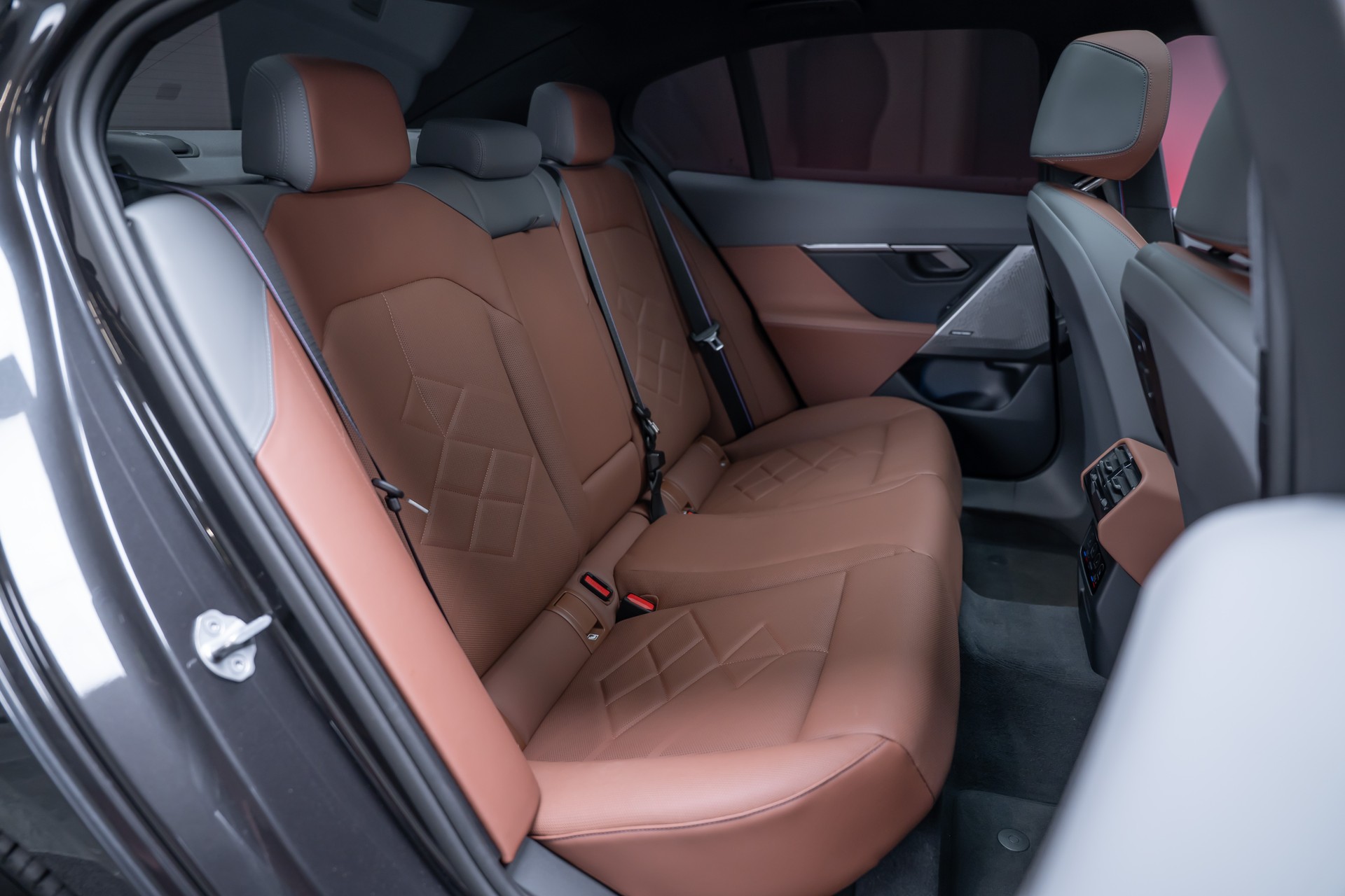 BMW i5 M60 xDrive M Sport Pro / CH-Fahrzeug /Iconic Glow / Panorama-Glasdach-image-27