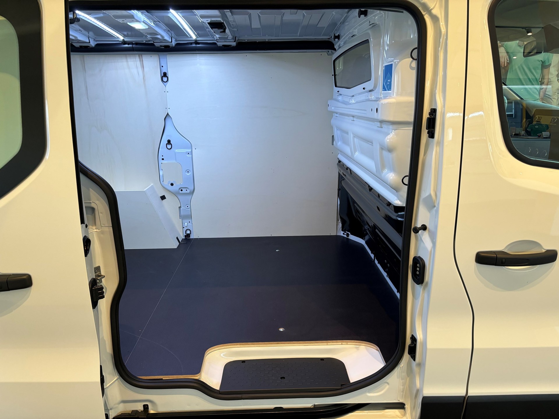 RENAULT Trafic 2.0 Blue dCi 130 Advance L1H1-image-8