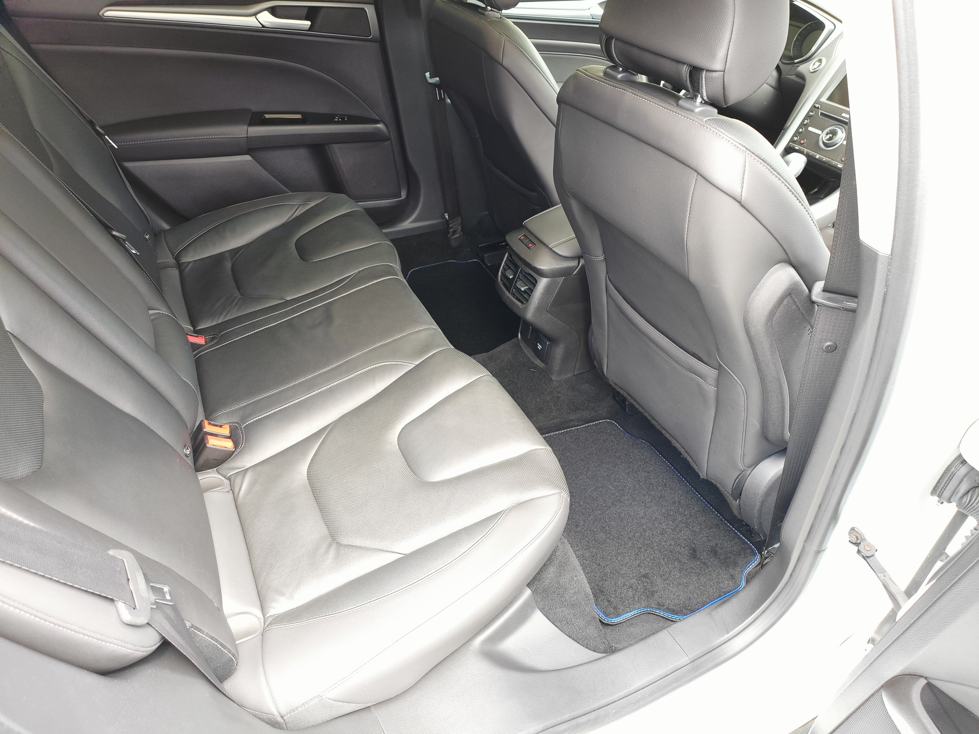 FORD Mondeo 2.0 Diesel Titanium 180PS Automat-image-8