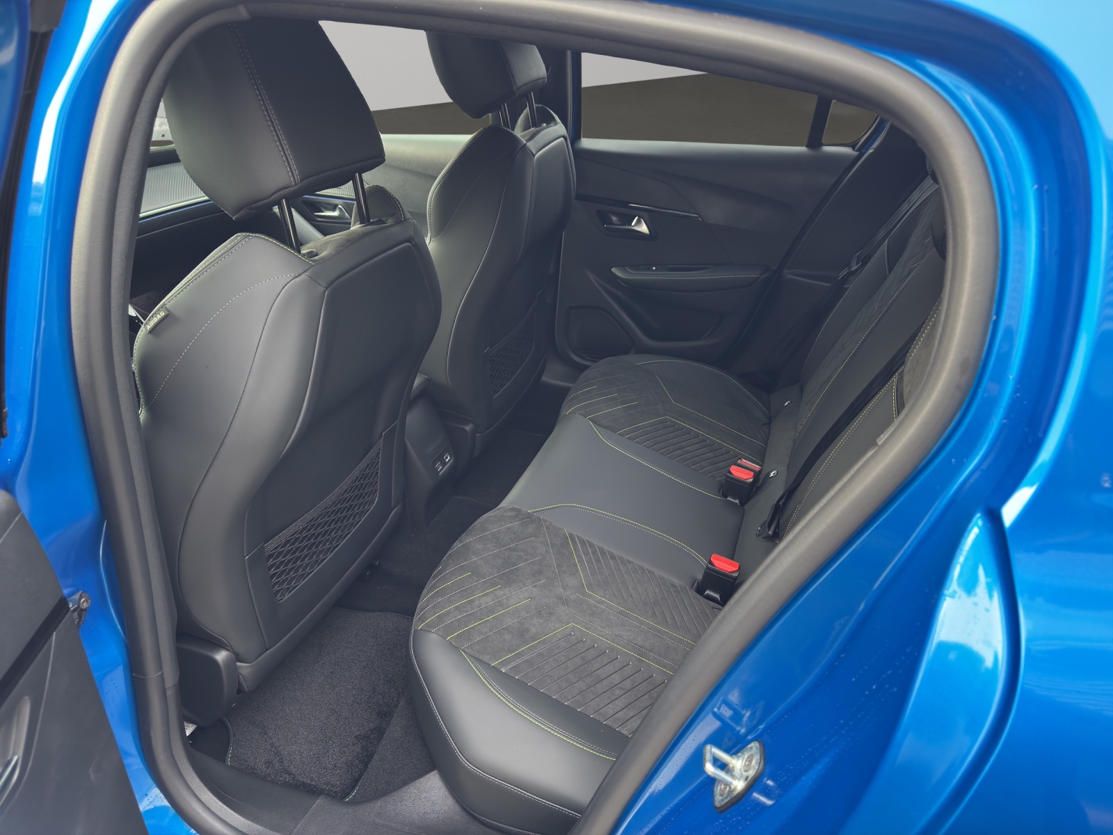 PEUGEOT 208 1.2 Hybrid GT-image-4