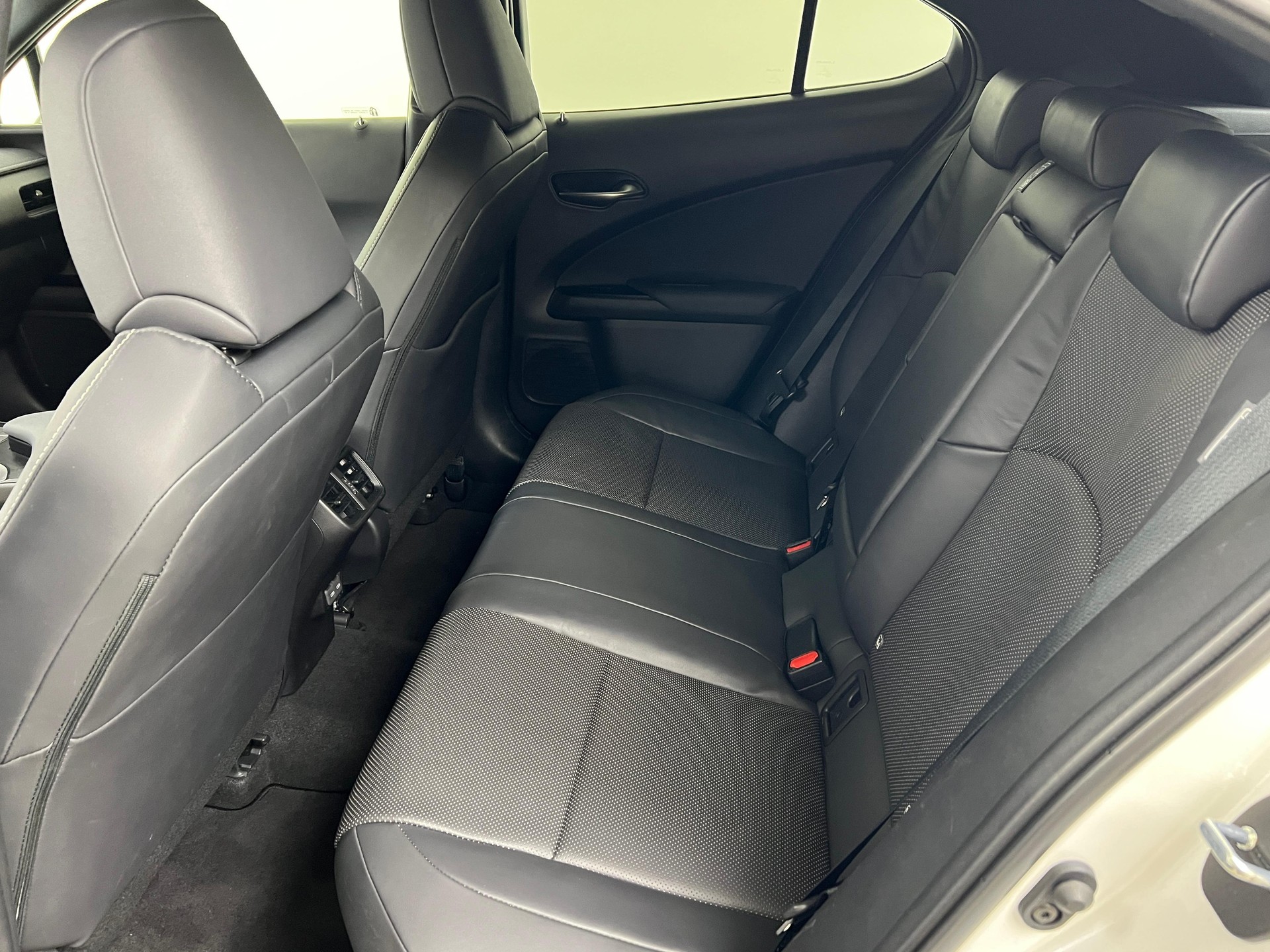 LEXUS UX 250h Comfort / Jetzt mit attraktivem 1,99% Leasing-image-19