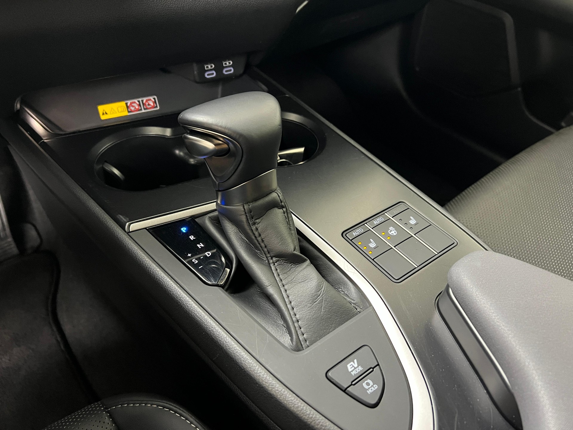 LEXUS UX 250h Comfort / Jetzt mit attraktivem 1,99% Leasing-image-12