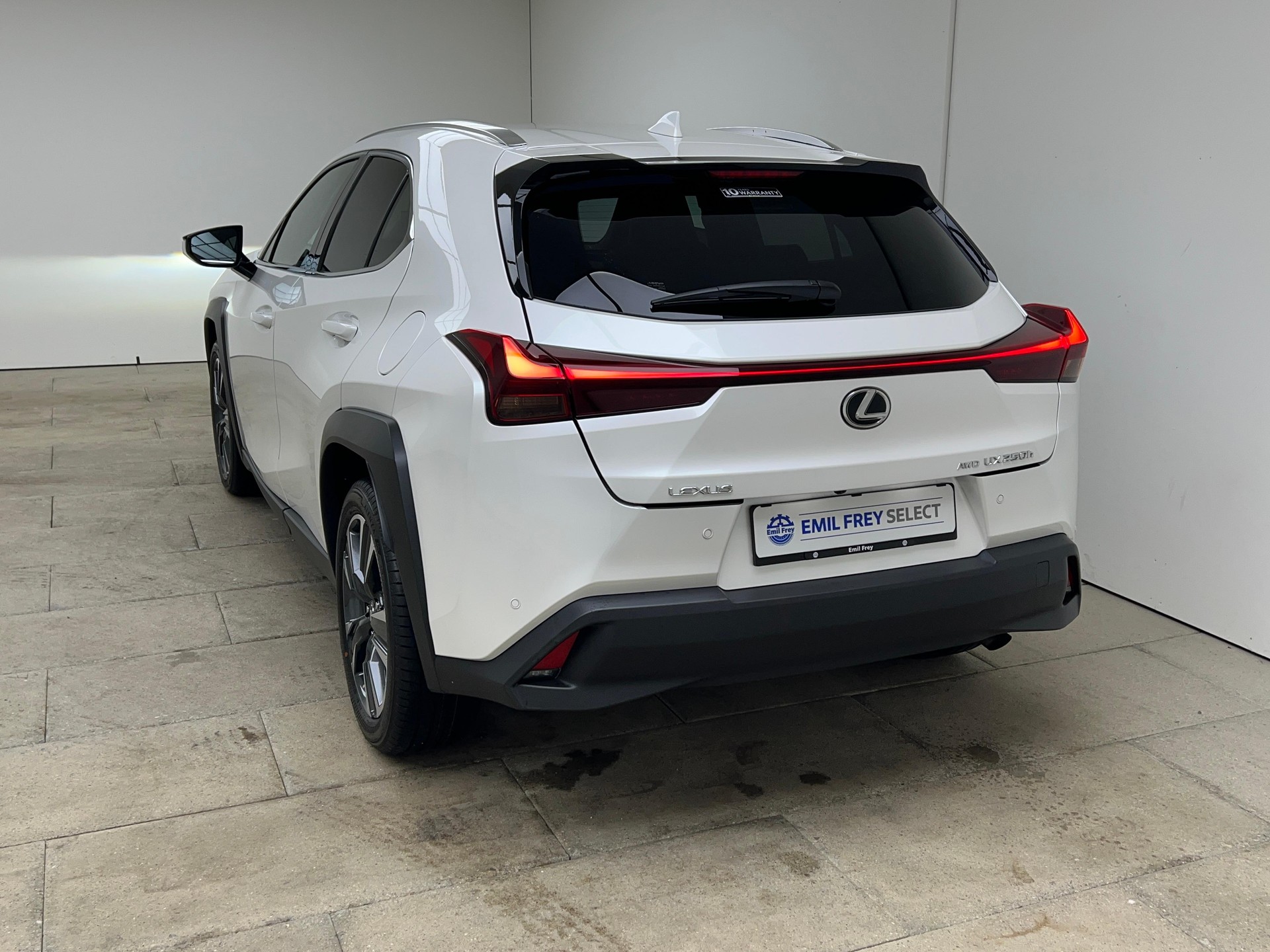 LEXUS UX 250h Comfort / Jetzt mit attraktivem 1,99% Leasing-image-4