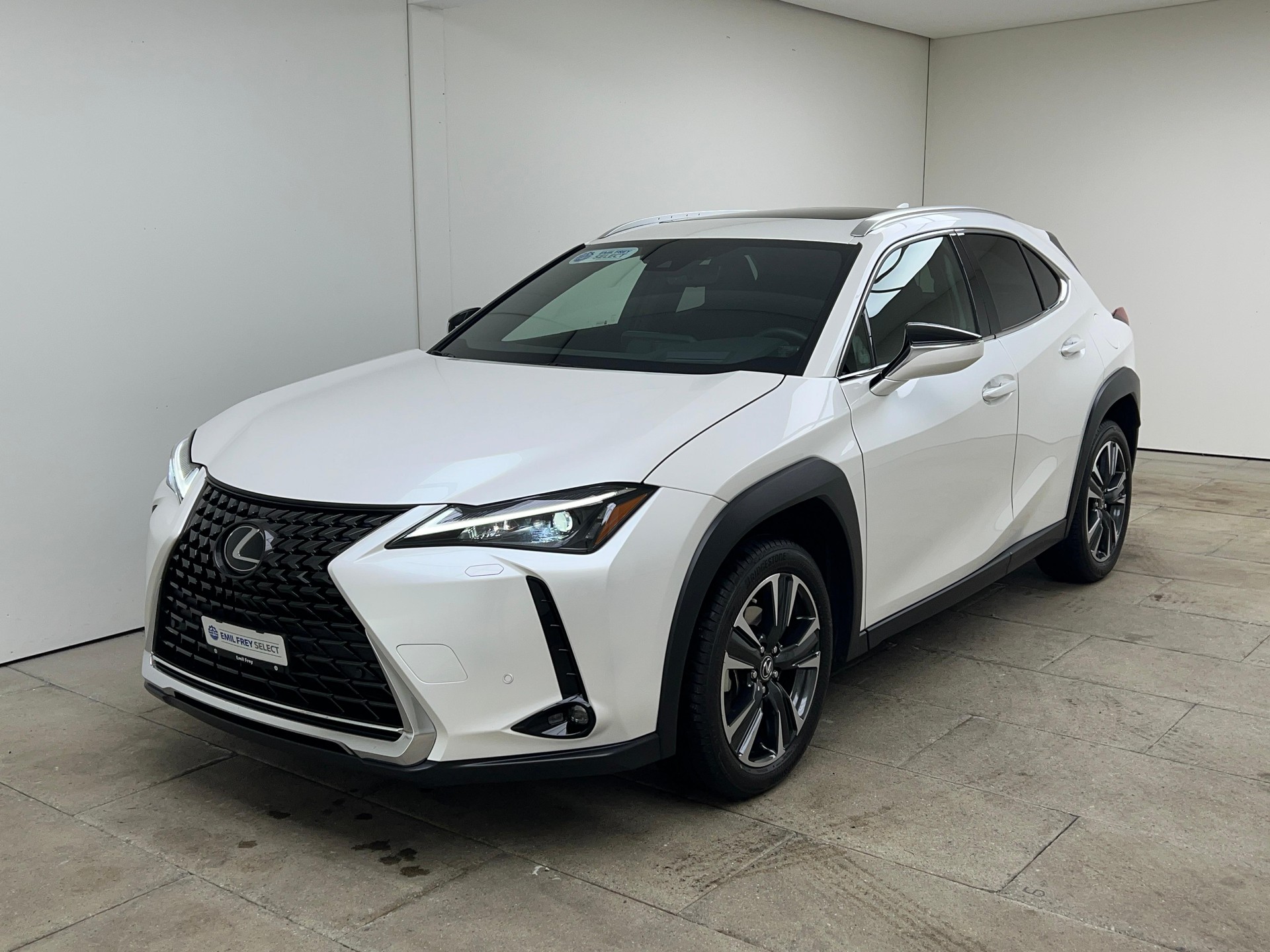 LEXUS UX 250h Comfort / Jetzt mit attraktivem 1,99% Leasing-showroom-element-1