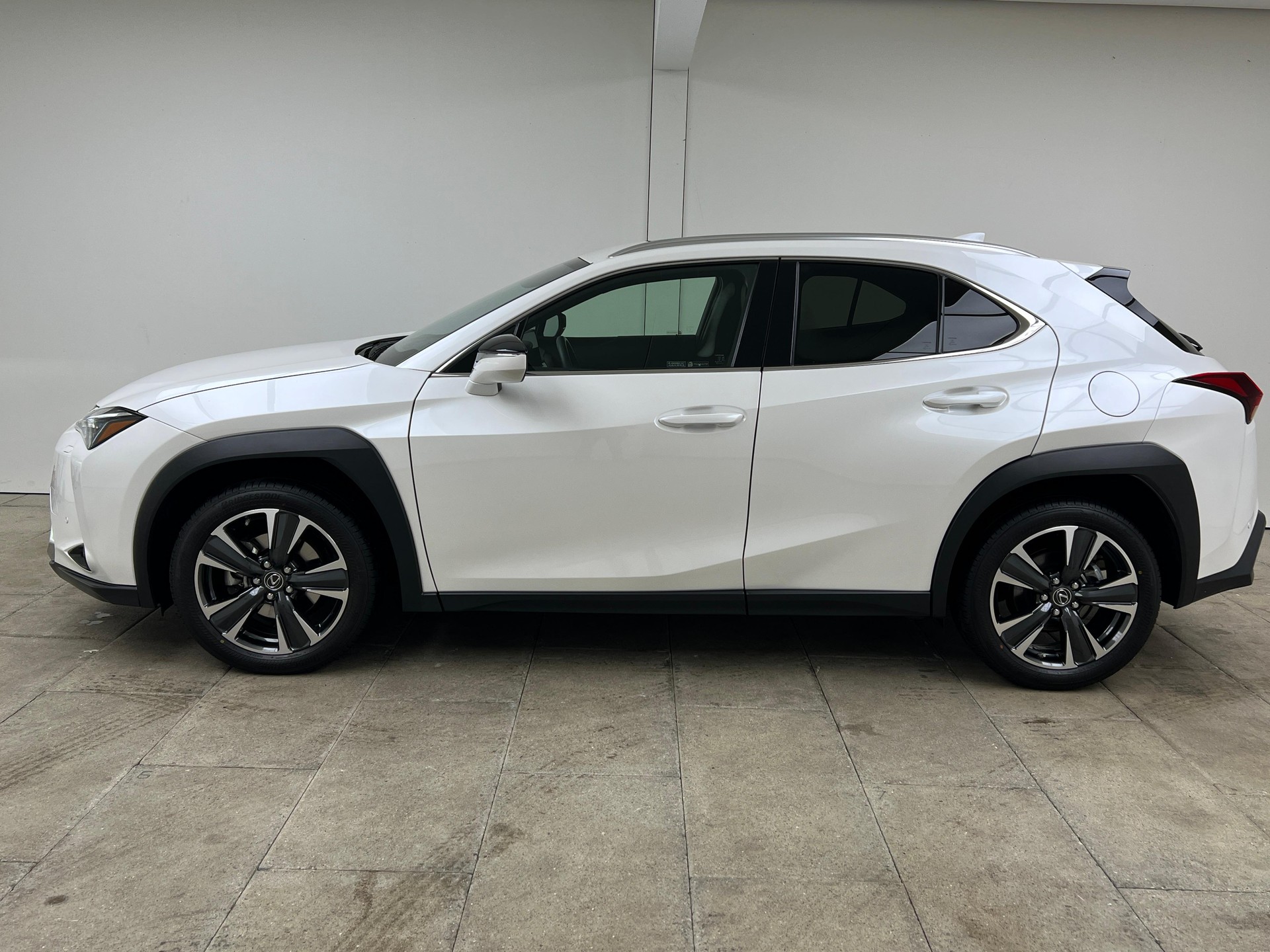 LEXUS UX 250h Comfort / Jetzt mit attraktivem 1,99% Leasing-showroom-element-2