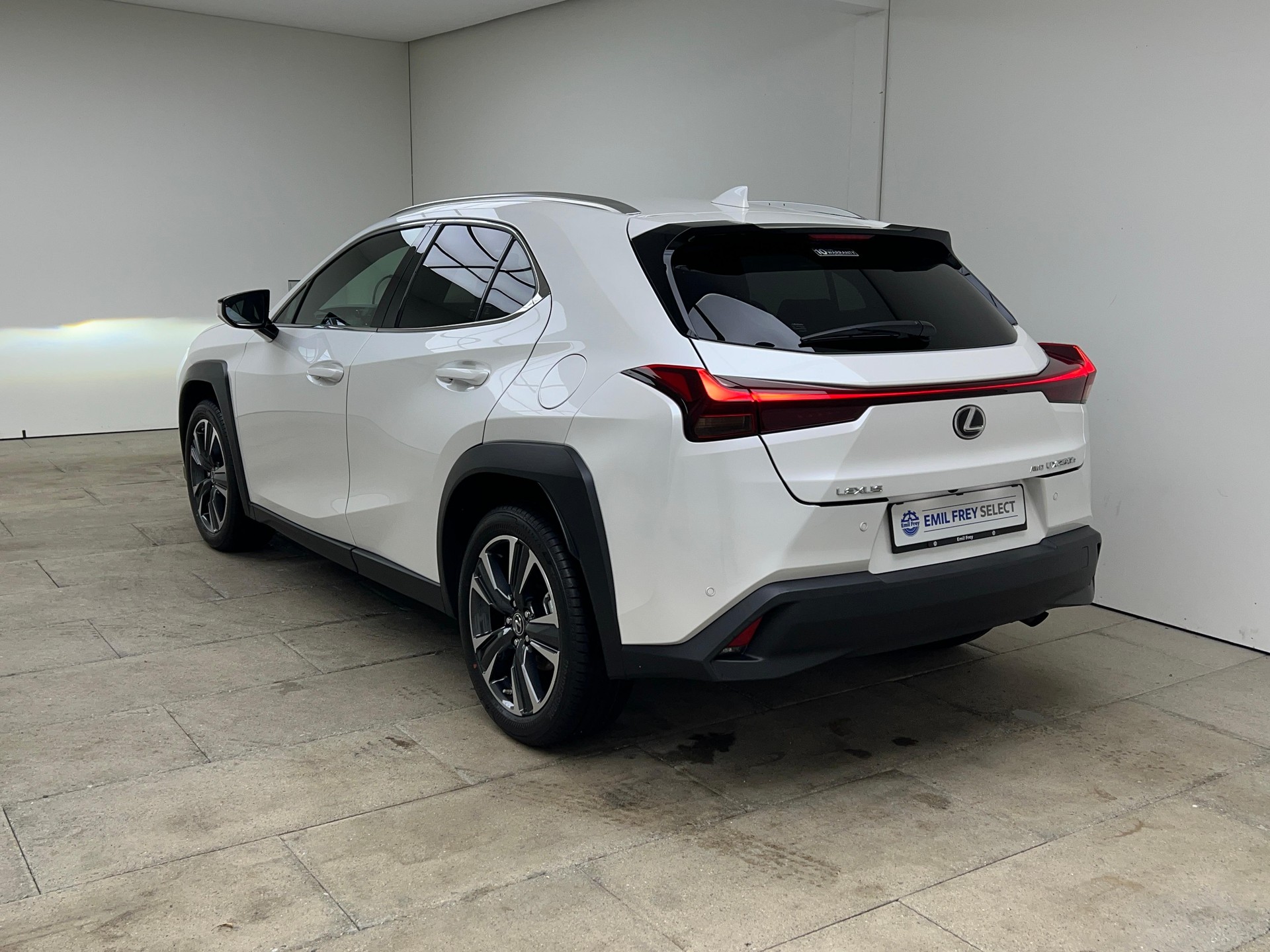 LEXUS UX 250h Comfort / Jetzt mit attraktivem 1,99% Leasing-showroom-element-3