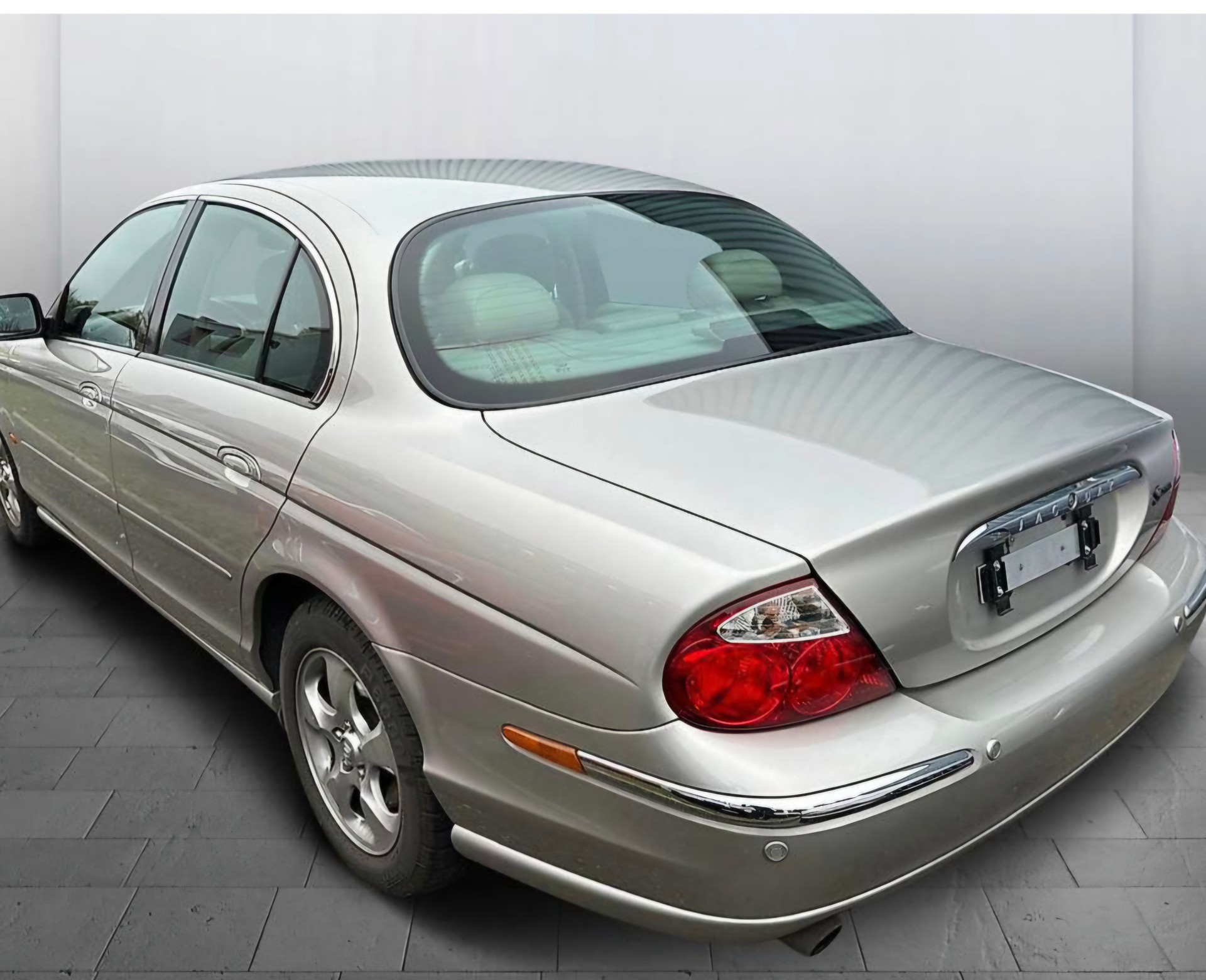 JAGUAR S-Type 4.0 V8-showroom-element-1