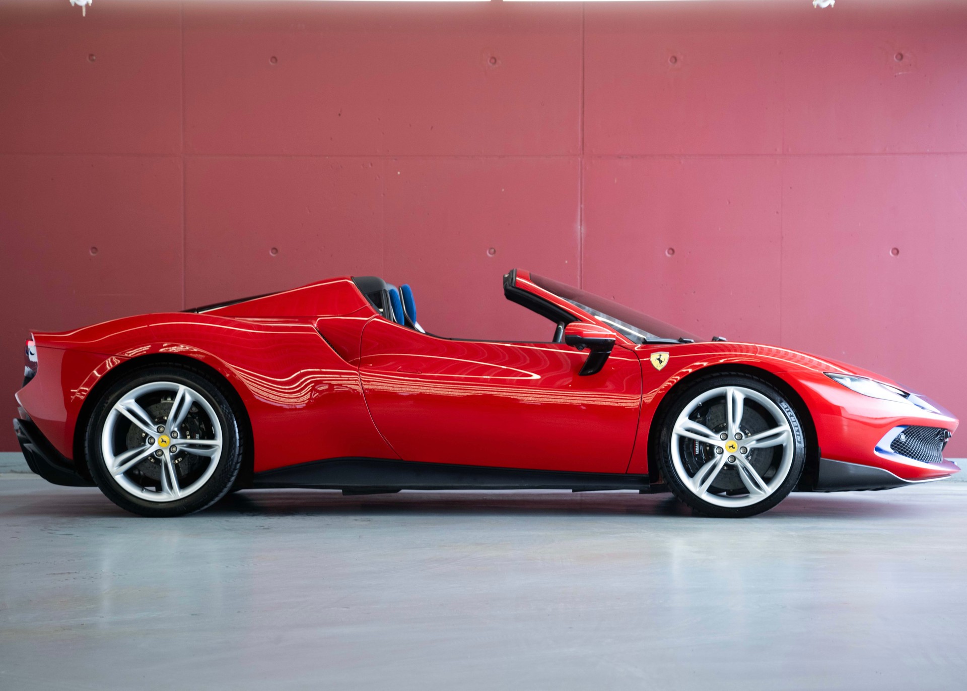 FERRARI 296 GTS Fiorano (Swiss car, 1st hand, fantastic configuration, Daytona racing seats)-image-7