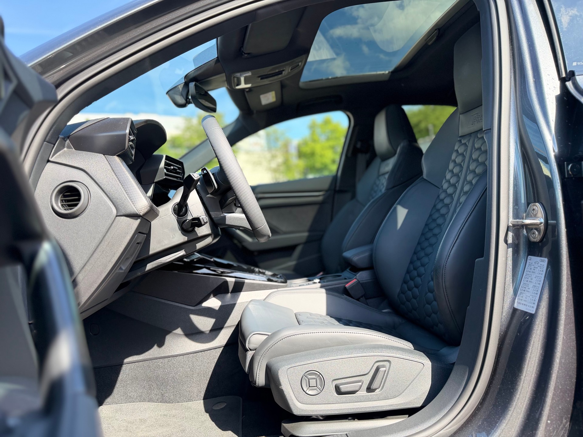 AUDI RS3 Limousine 2.5 TSI quattro S-tronic ° 5 Jahre Garantie °-image-12