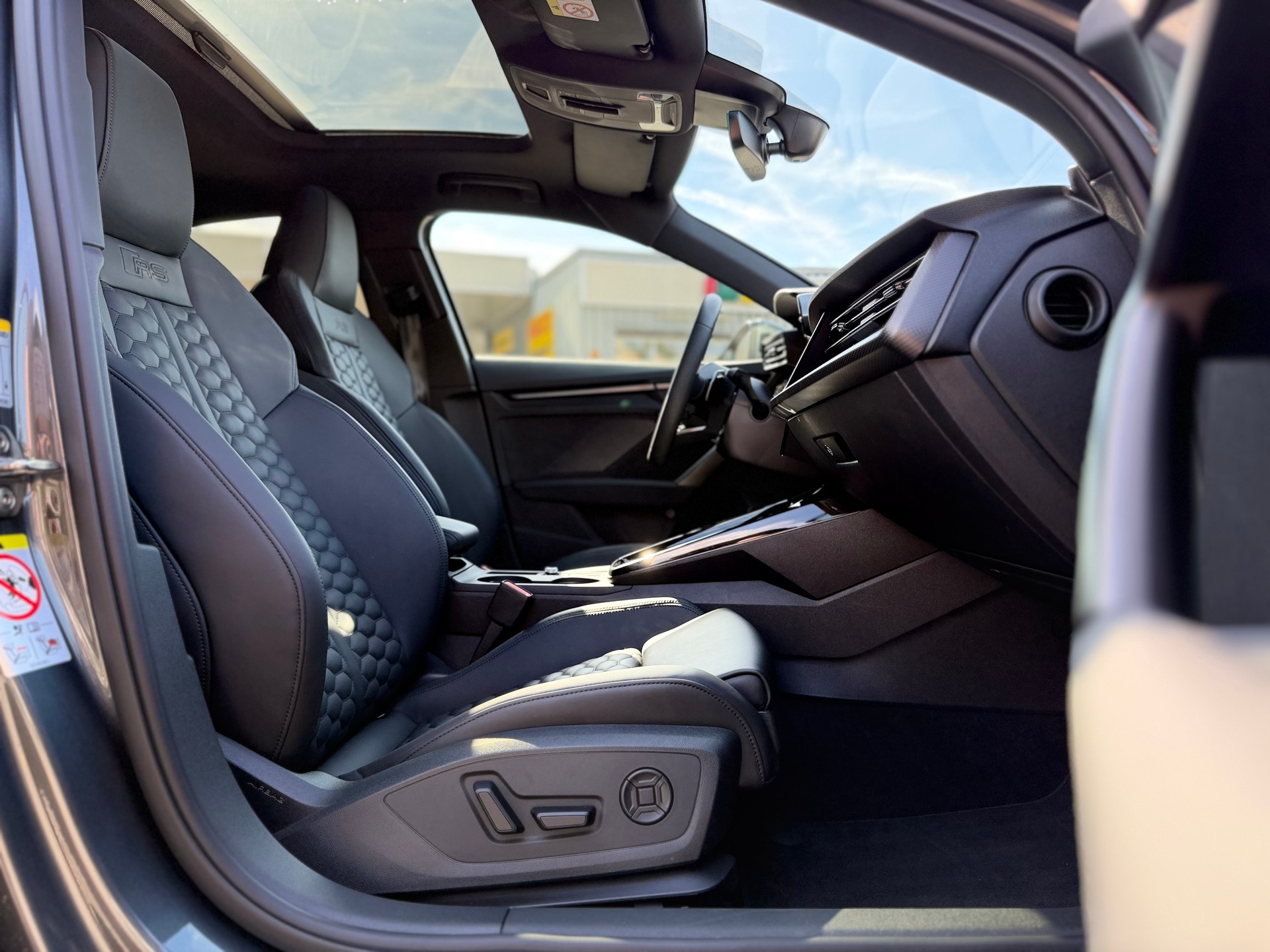 AUDI RS3 Limousine 2.5 TSI quattro S-tronic ° 5 Jahre Garantie °-image-13