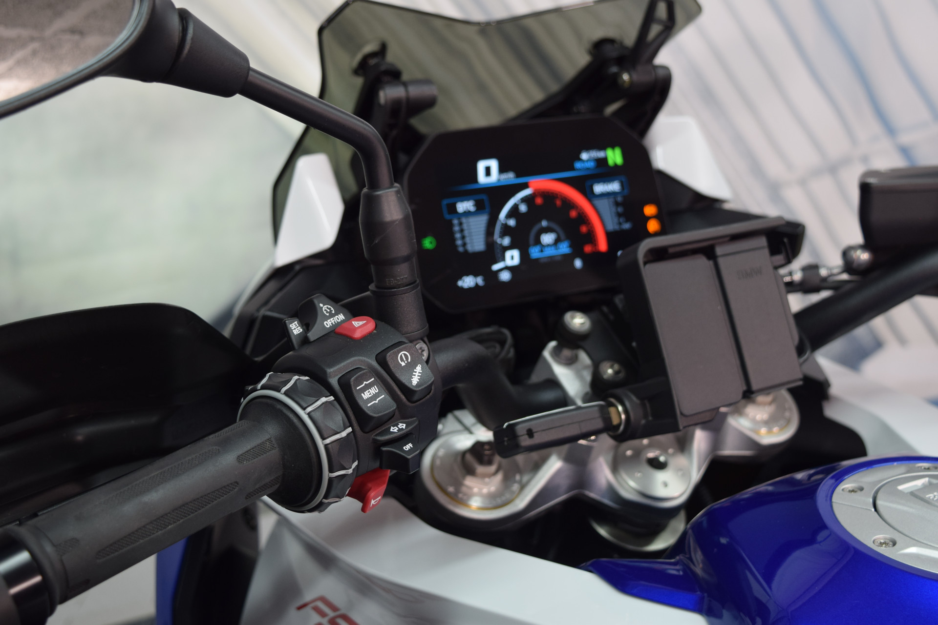 BMW F 900 XR Sport inkl. Seitenkoffer & Kurzheck-image-6