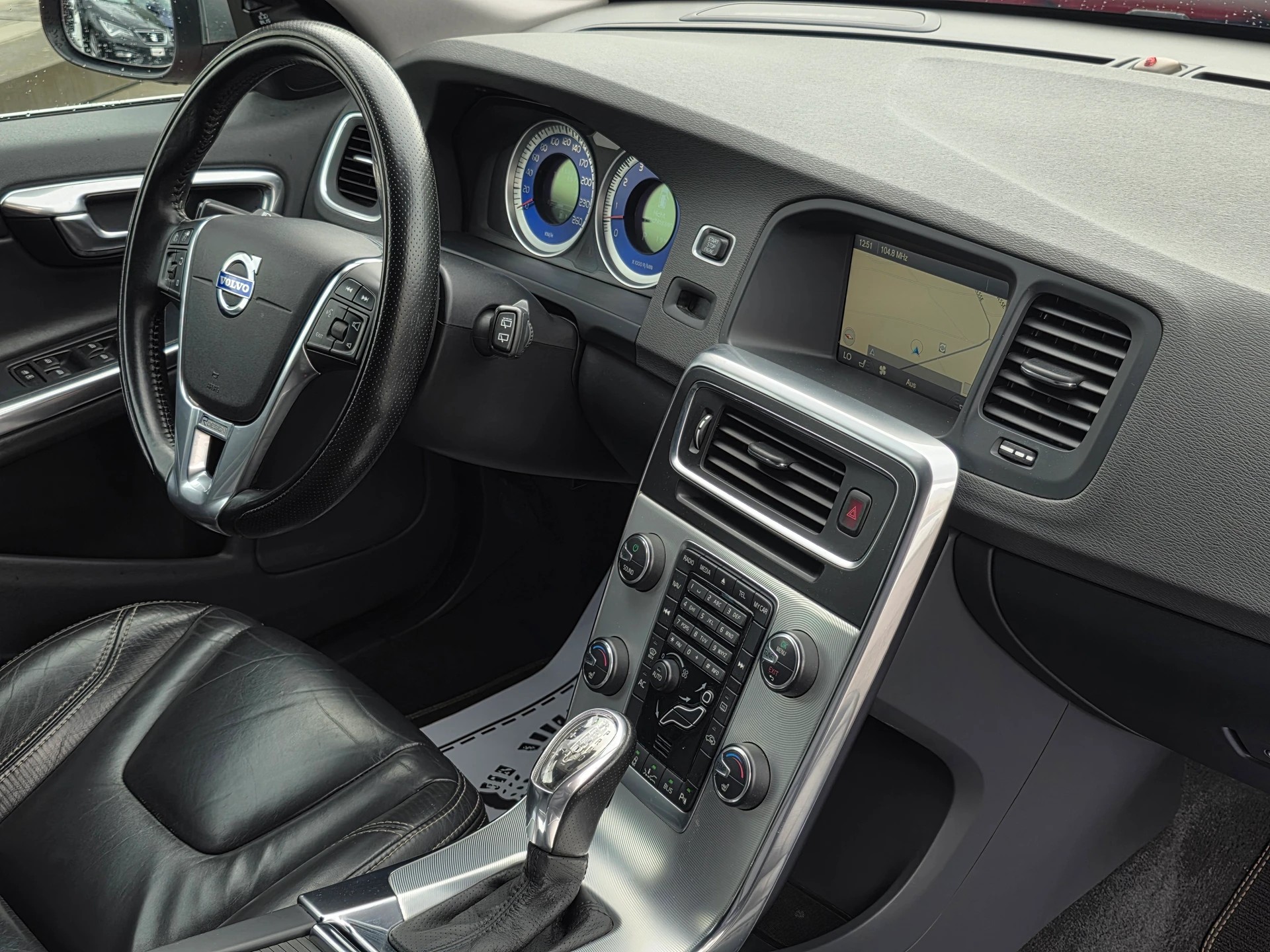VOLVO V60 T6 AWD R-Design Geartronic * Frisch ab MFK * Frisch ab Service * TOP Zustand * inkl. 1 Jahr Garantie *-image-16