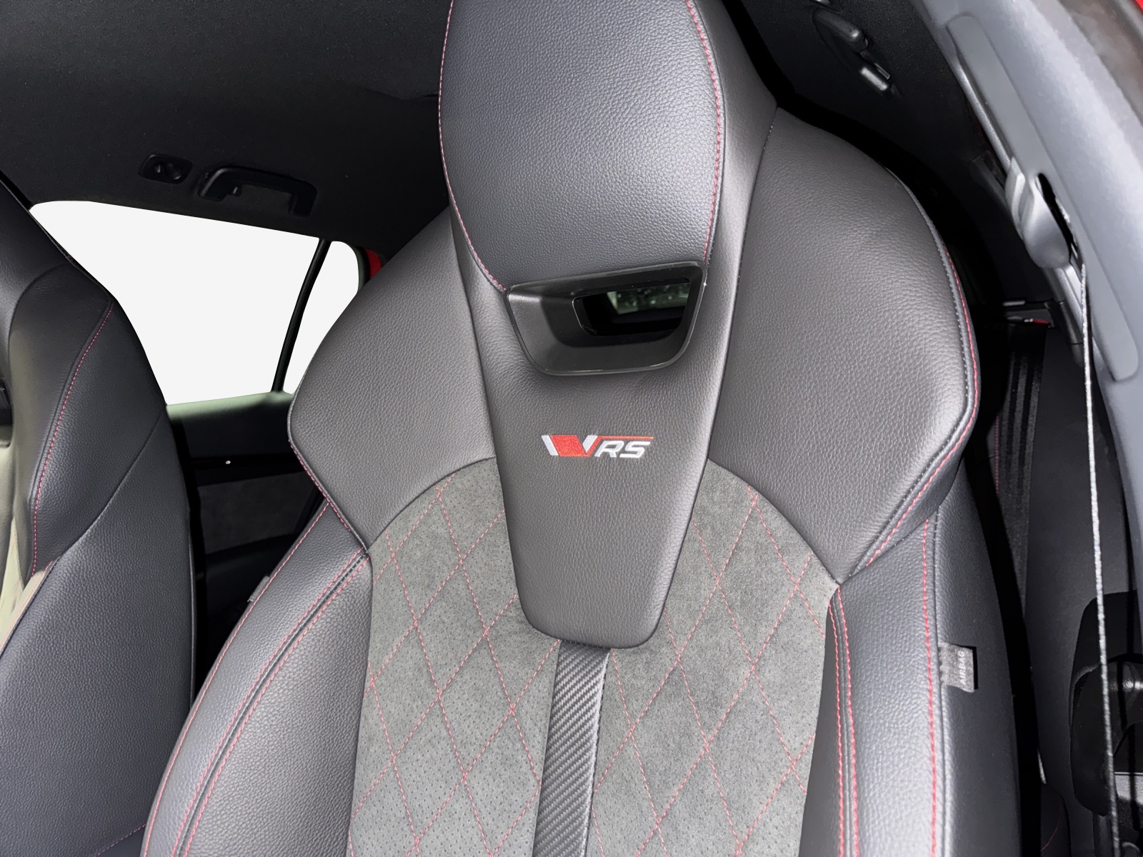 SKODA Octavia Combi 2.0 TSI DSG RS 30 Years Edition-image-15
