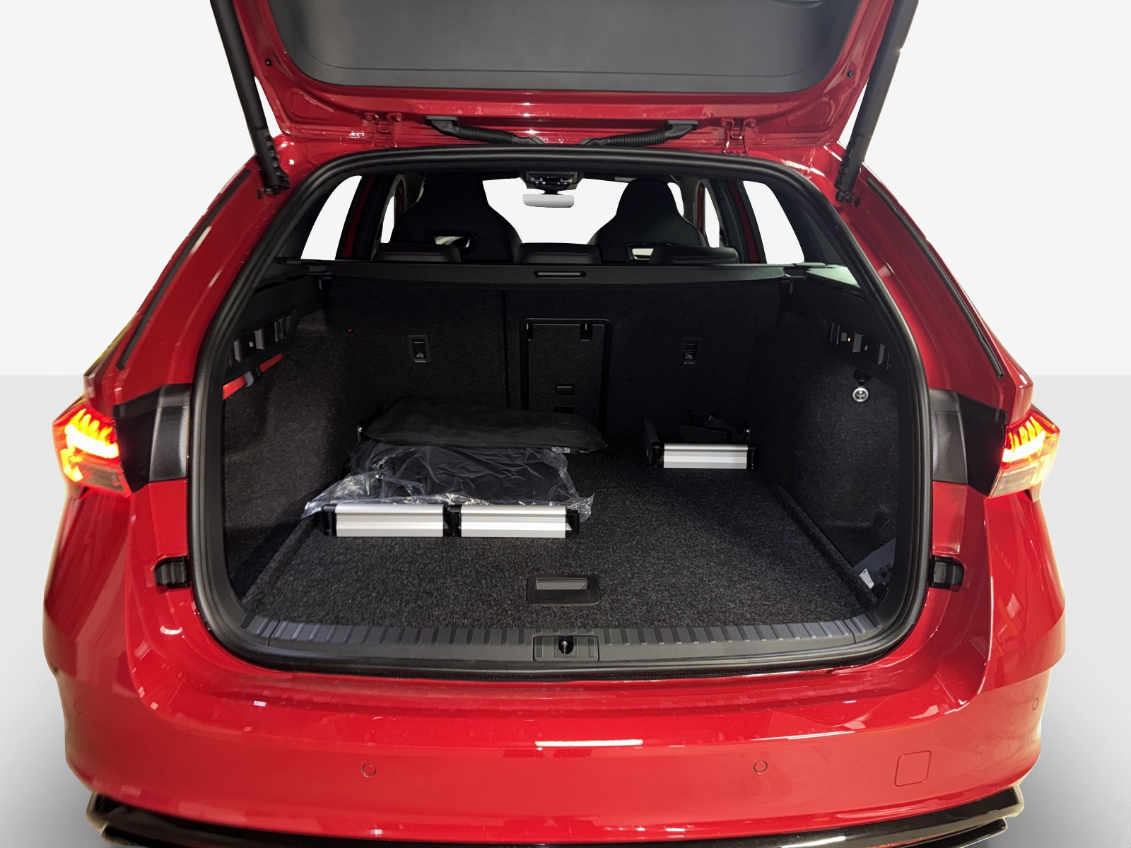 SKODA Octavia Combi 2.0 TSI DSG RS 30 Years Edition-image-12