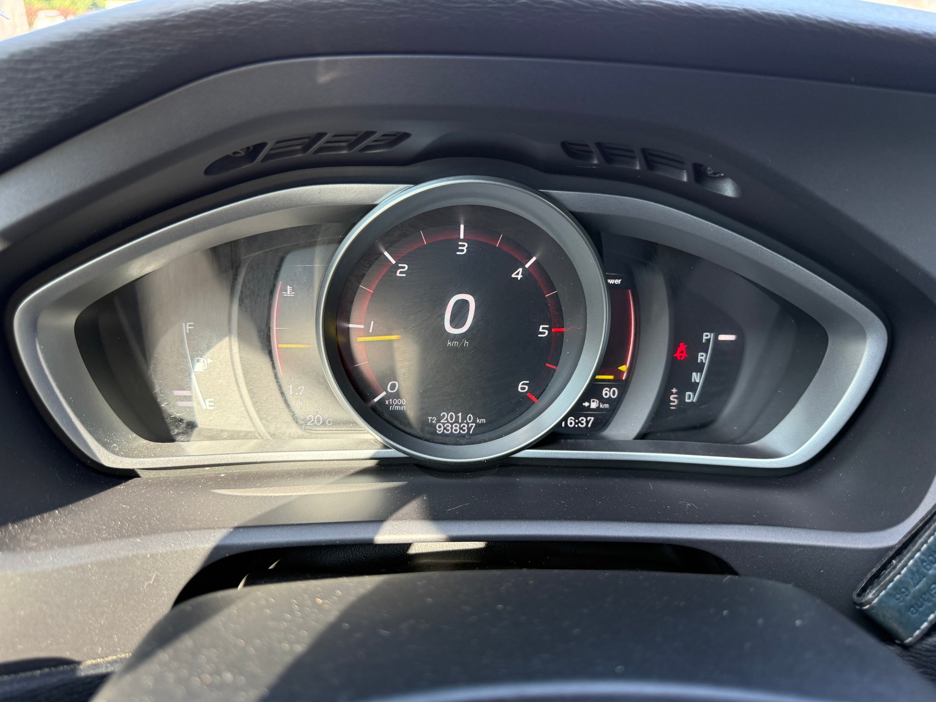 VOLVO V40 D2 Kinetic R-Design Geartronic-image-10