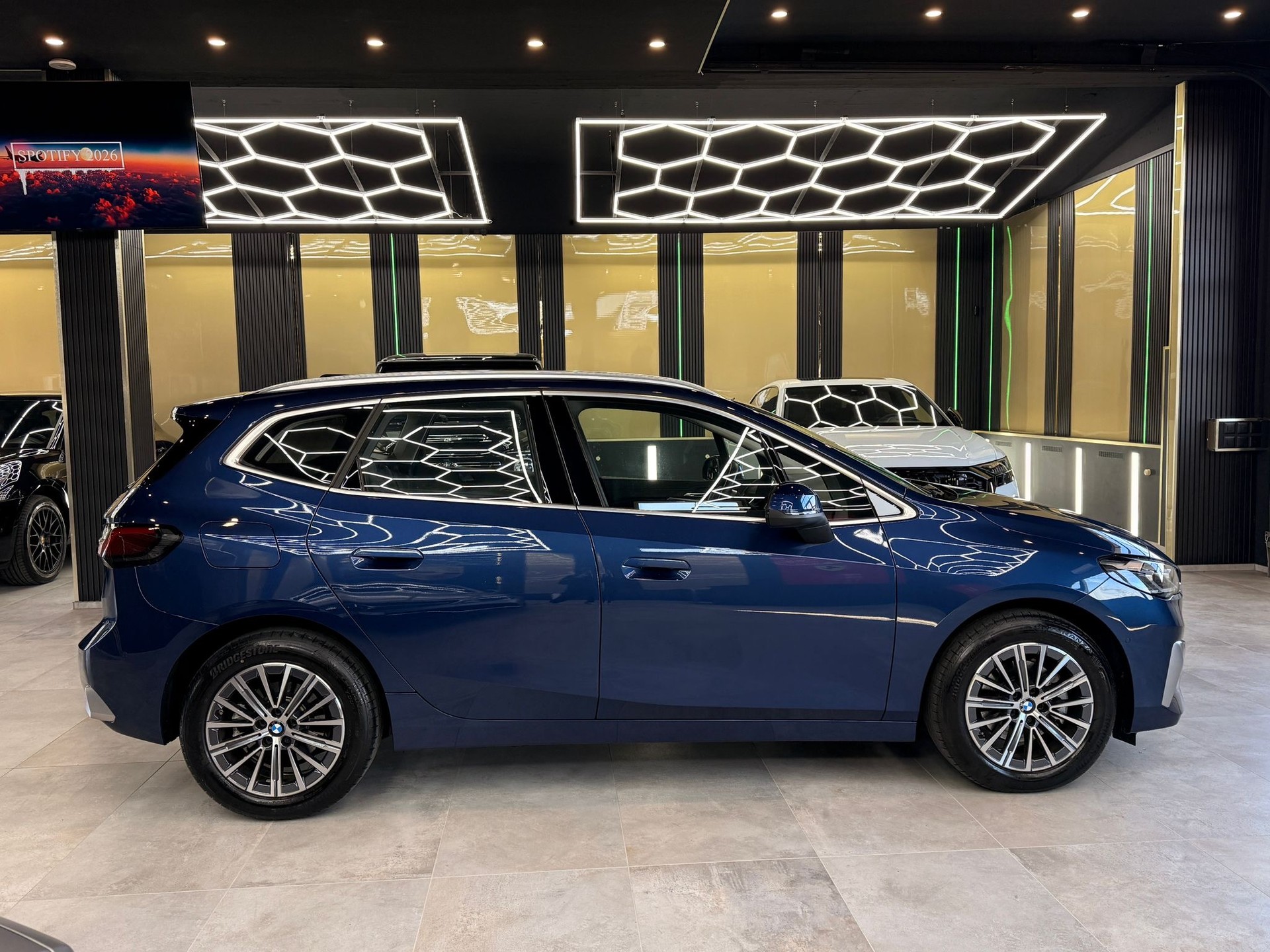 BMW 218d Active Tourer Luxury Line DKG-showroom-element-3