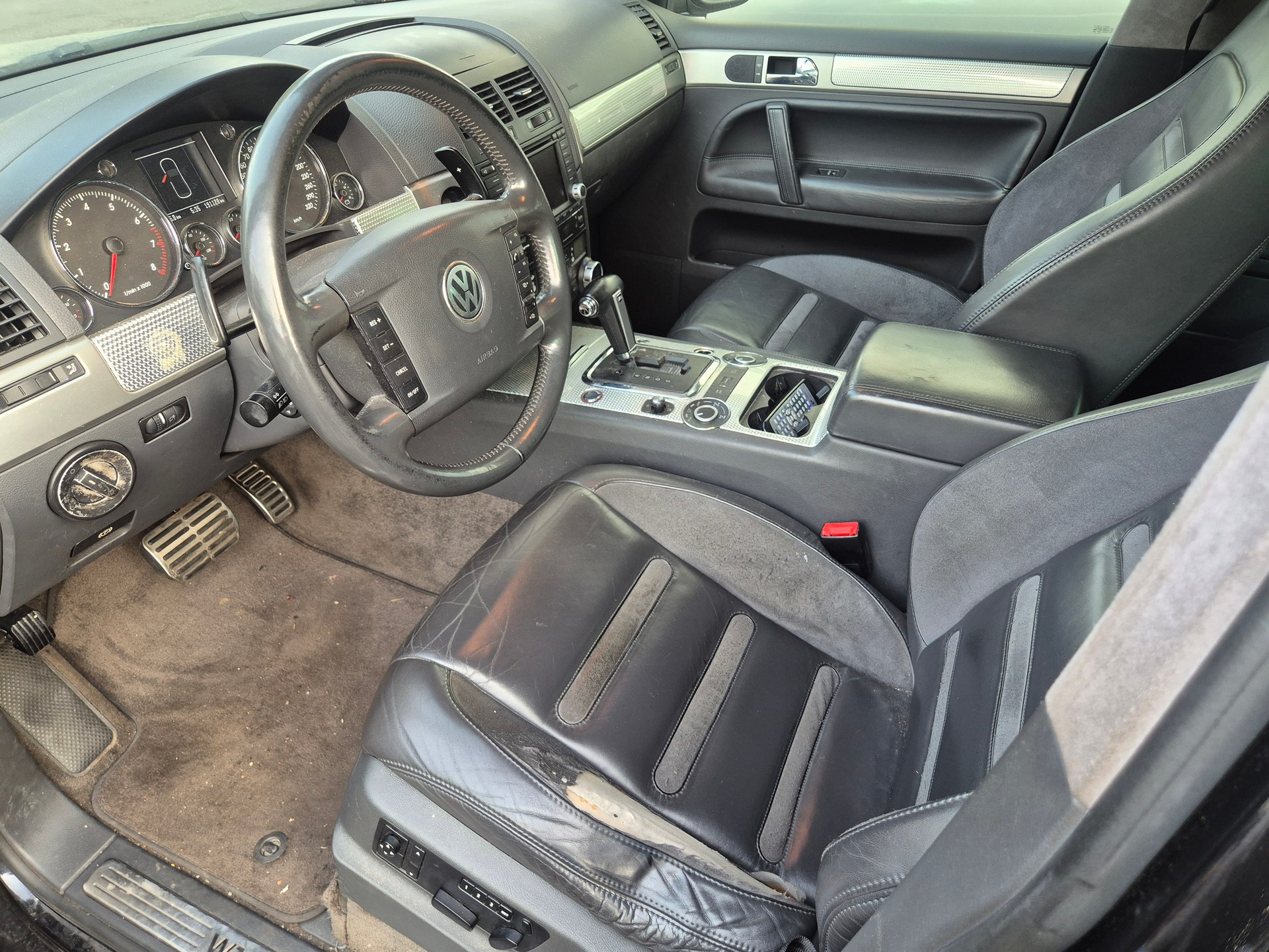 VW Touareg 6.0 W12 Sport Automatic-image-4