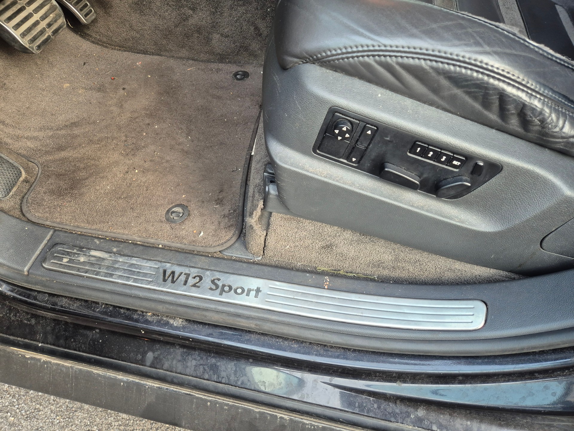 VW Touareg 6.0 W12 Sport Automatic-image-8