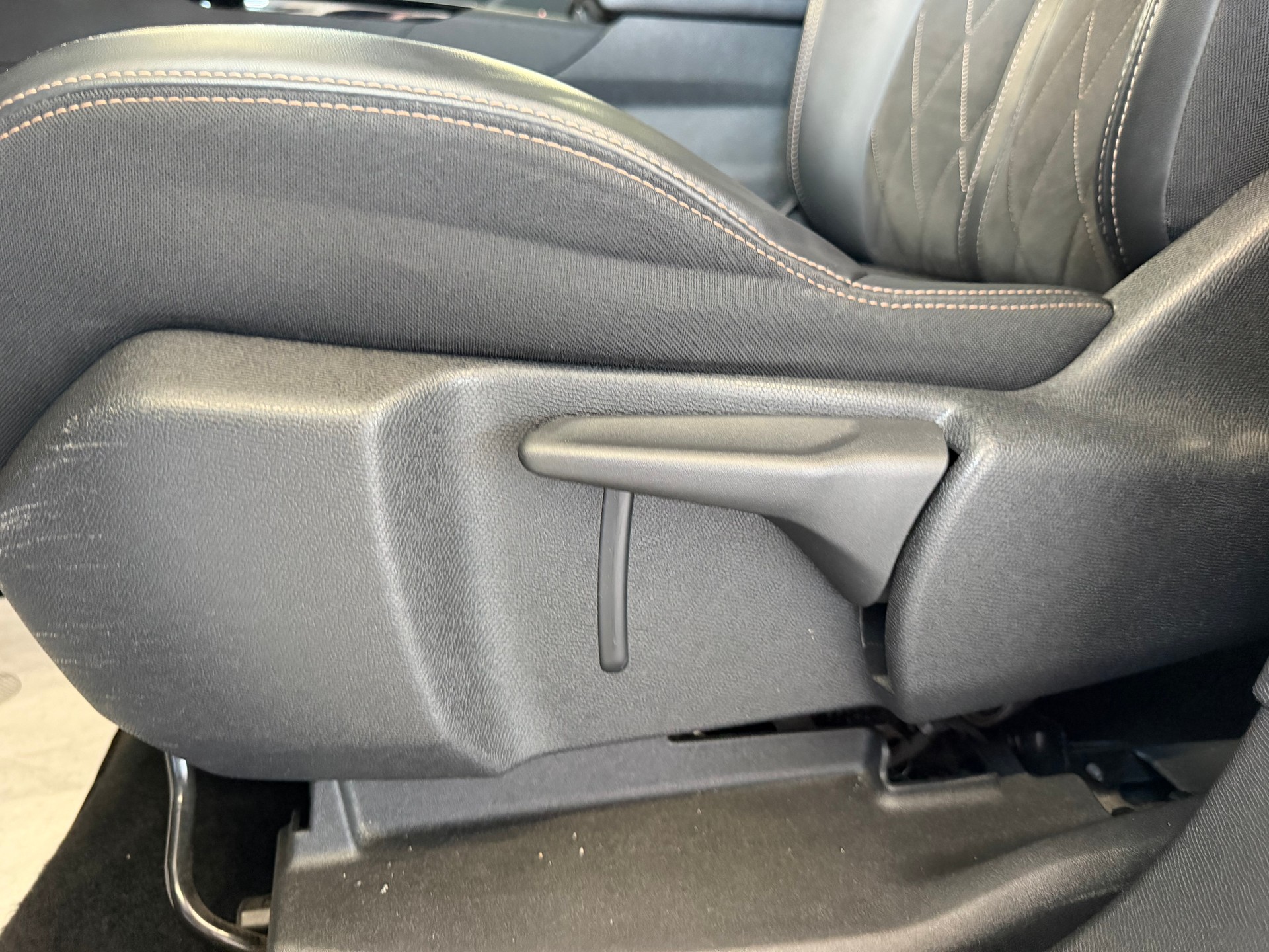 PEUGEOT 3008 2.0 BlueHDi GT EAT-image-13