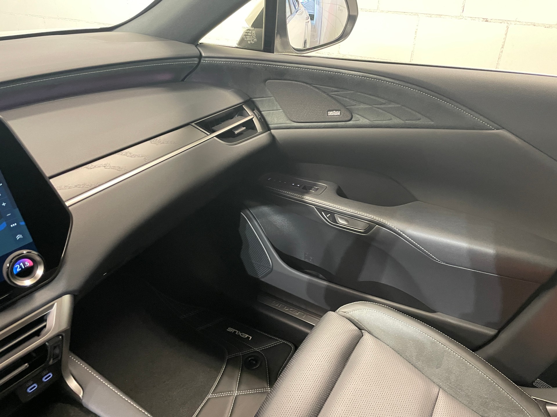 LEXUS RX 450h+ Ecxellence AWD CVT-image-21