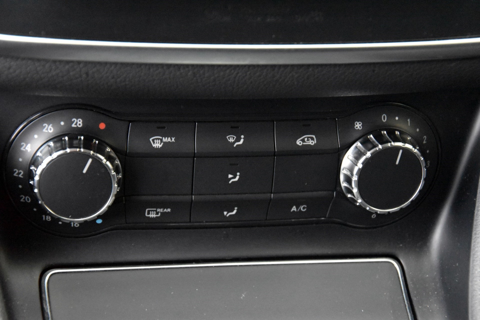 MERCEDES-BENZ CLA 220 Diesel, AMG Line-image-12