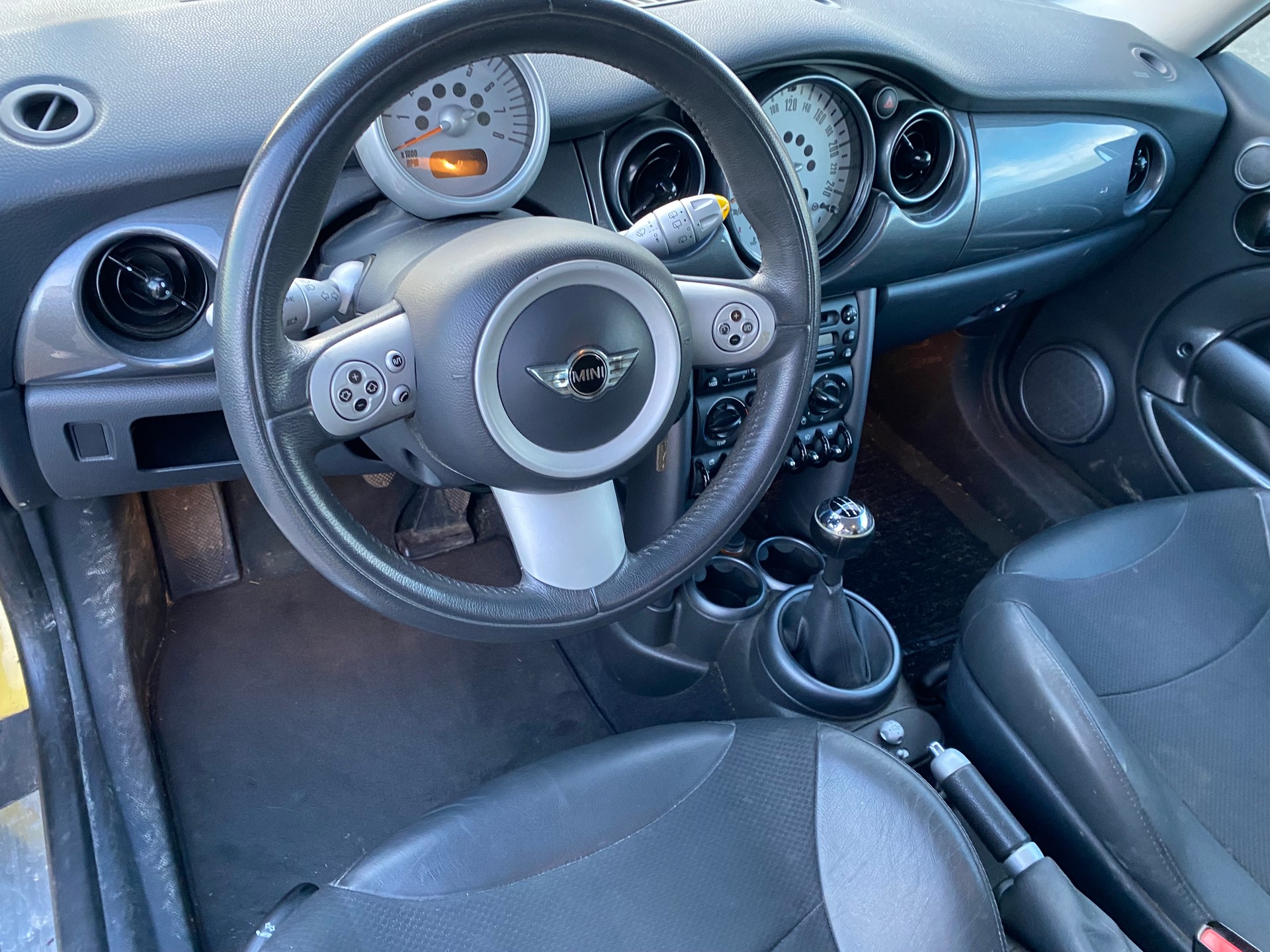 MINI Mini Cooper-image-4