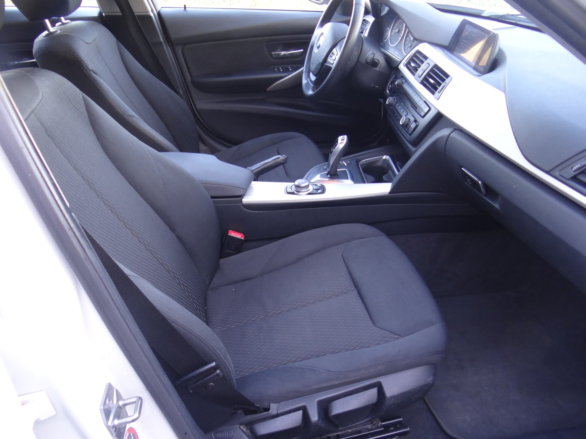 BMW 320d xDrive Touring Modern Line Steptronic-image-19