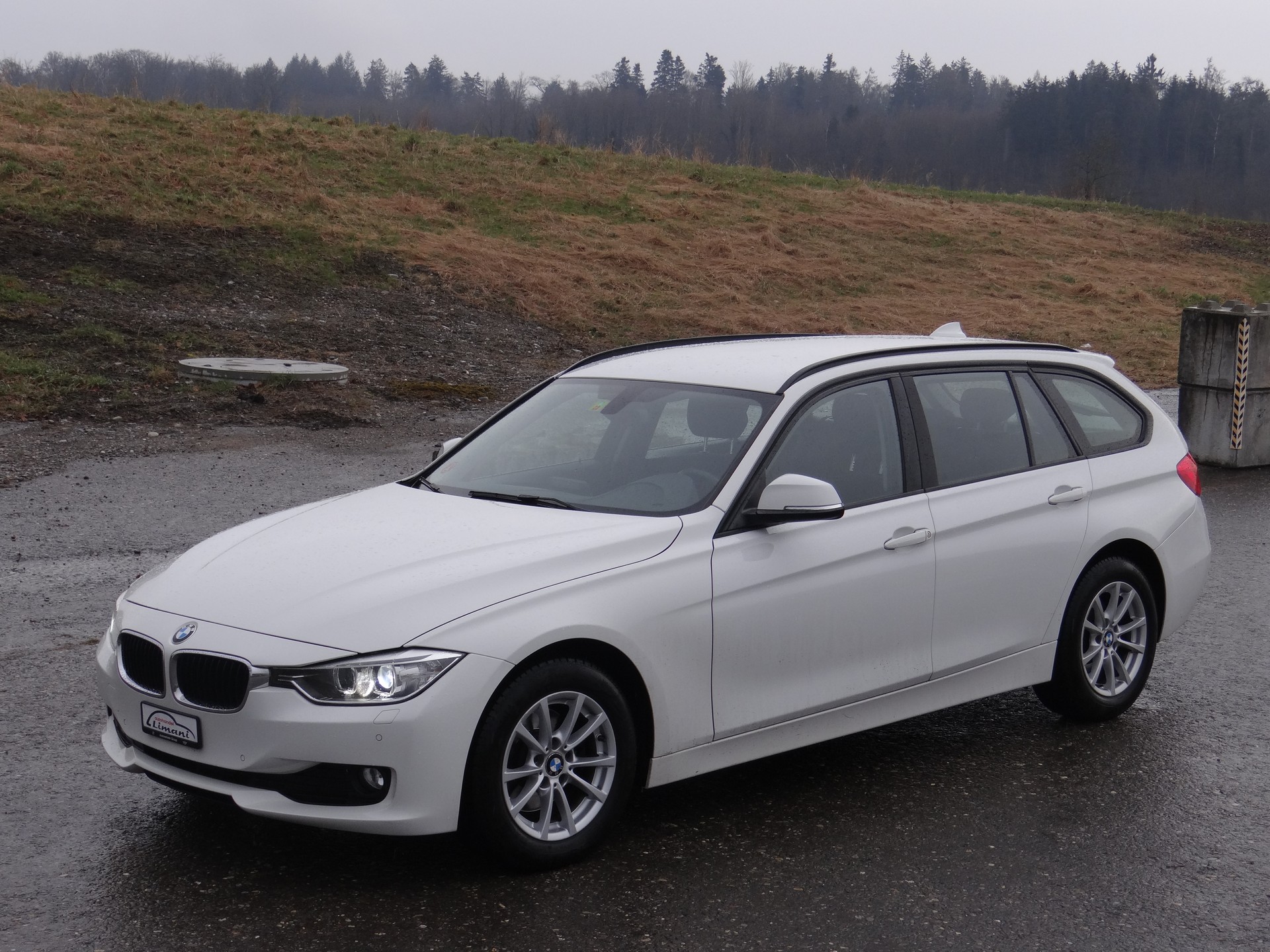BMW 320d xDrive Touring Modern Line Steptronic-showroom-element-1